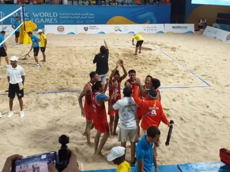 Pemain bola voli pantai 4x4 Indonesia (kostum merah) meluapkan kegembiraan setelah merebut medali perunggu World Beach Games 2019.