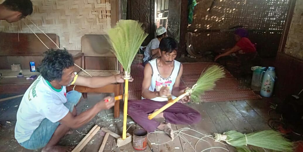 Para perajin sapu di  Desa Wangunsari, Cianjur mudah memasarkan produksinya setelah jalan desa diperbaiki. 
