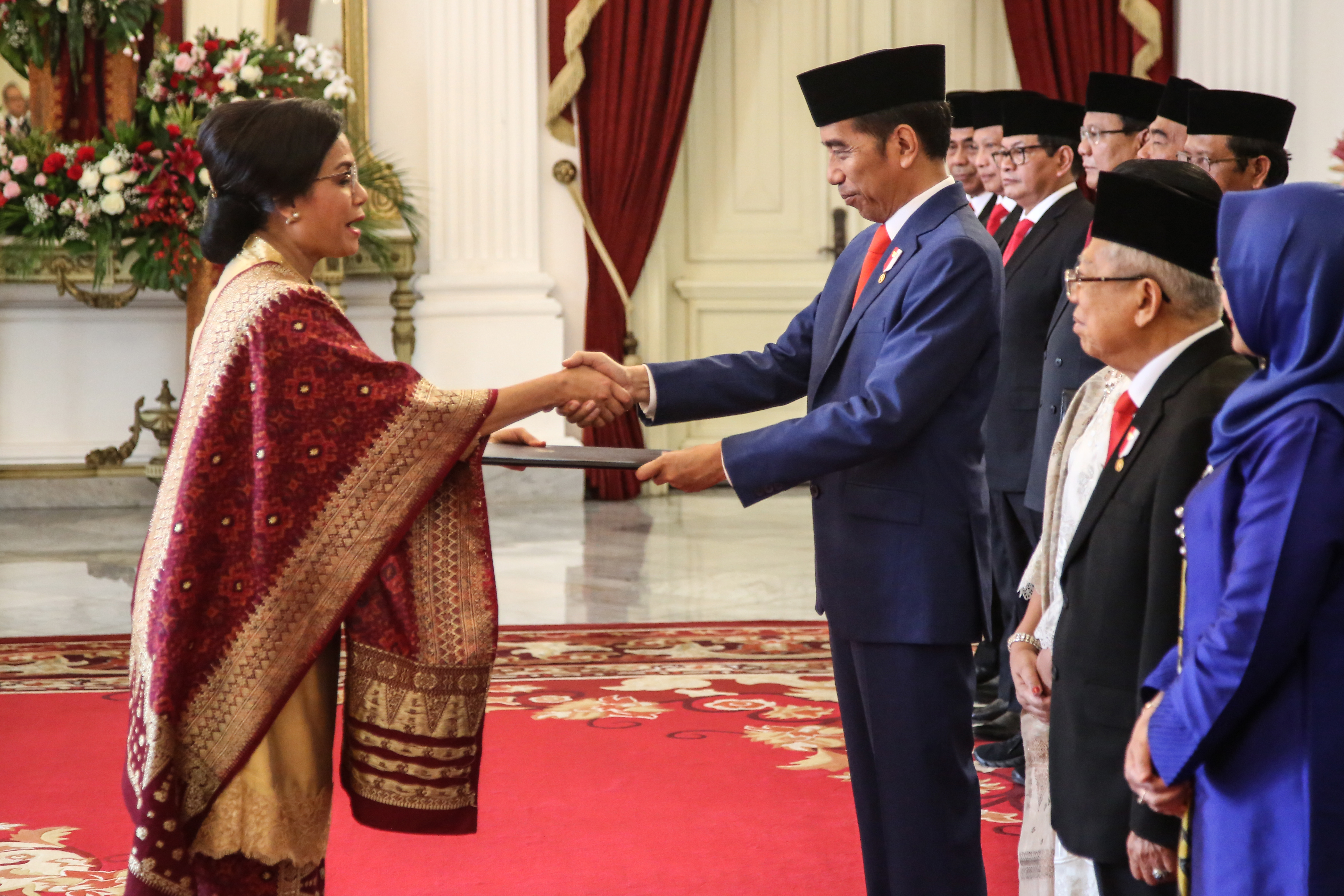  Presiden Joko Widodo (kanan) menyerahkan petikan keputusan kepada calon Menteri Keuangan Sri Mulyani (kiri) 