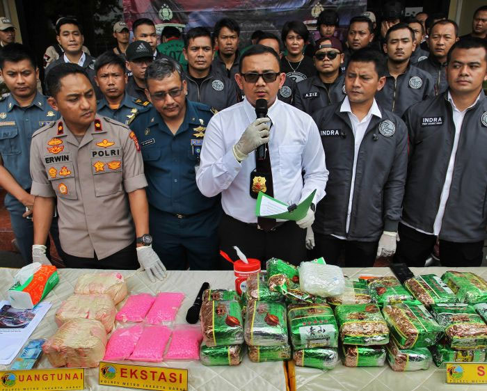 Kasat Narkoba Polres Metro Jakarta Barat AKBP Erick Frendiz (tengah) 