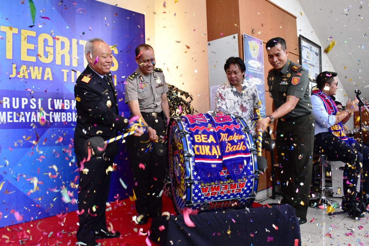 Kanwil Bea Cukai Jatim II mencanangkan pembangunan zona integritas menuju wilayah bebas korupsi dan wilayah birokrasi bersih melayani.