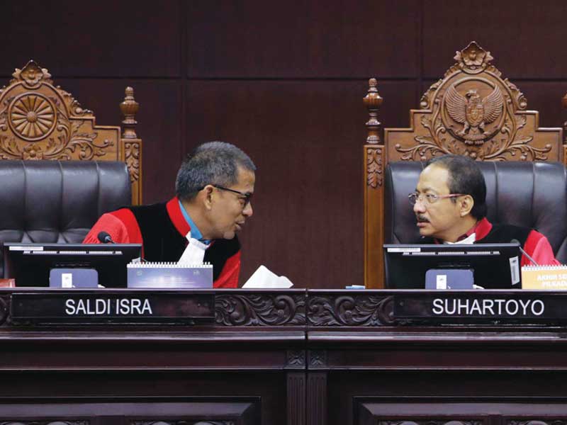 Ketua Majelis Hakim Panel Mahkamah Konstitusi (MK) Suhartoyo (kanan)
