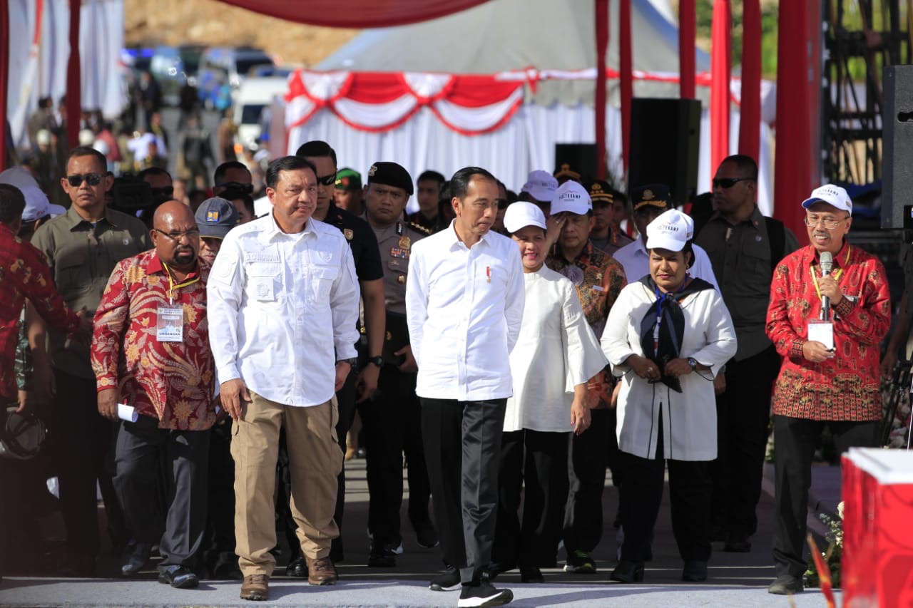 Presiden Joko Widodo (tengah) meninjau Jembatan Holtekamp saat peresmian di Jayapura, Papua, hari ini.