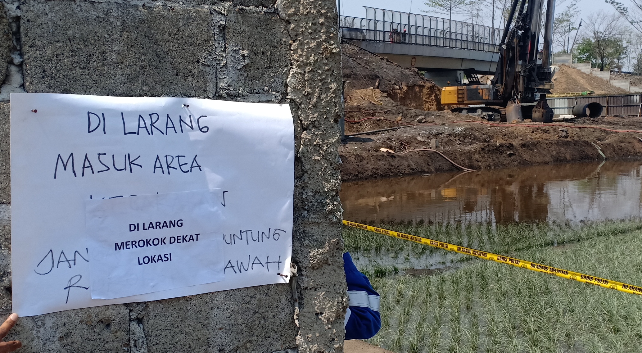 Tumpahan minyak mencemari persawahan di Kecamatan Cimahi Selatan, Kota Cimahi. 