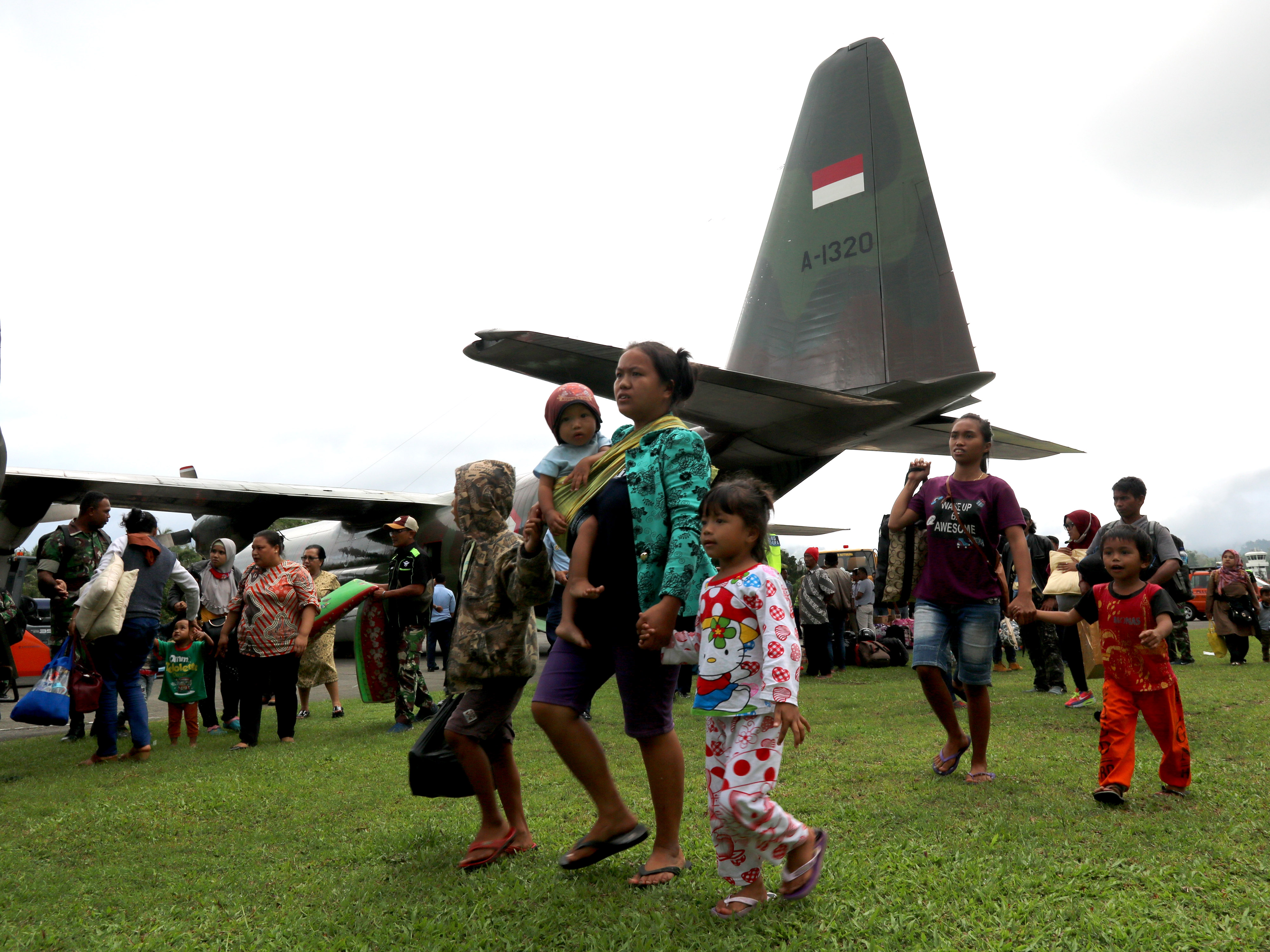 Pengungsi asal Wamena, Papua yang diangkut menggunakan pesawat Hercules tiba di Lanud Pattimura, Ambon, Maluku, Rabu (2/10)