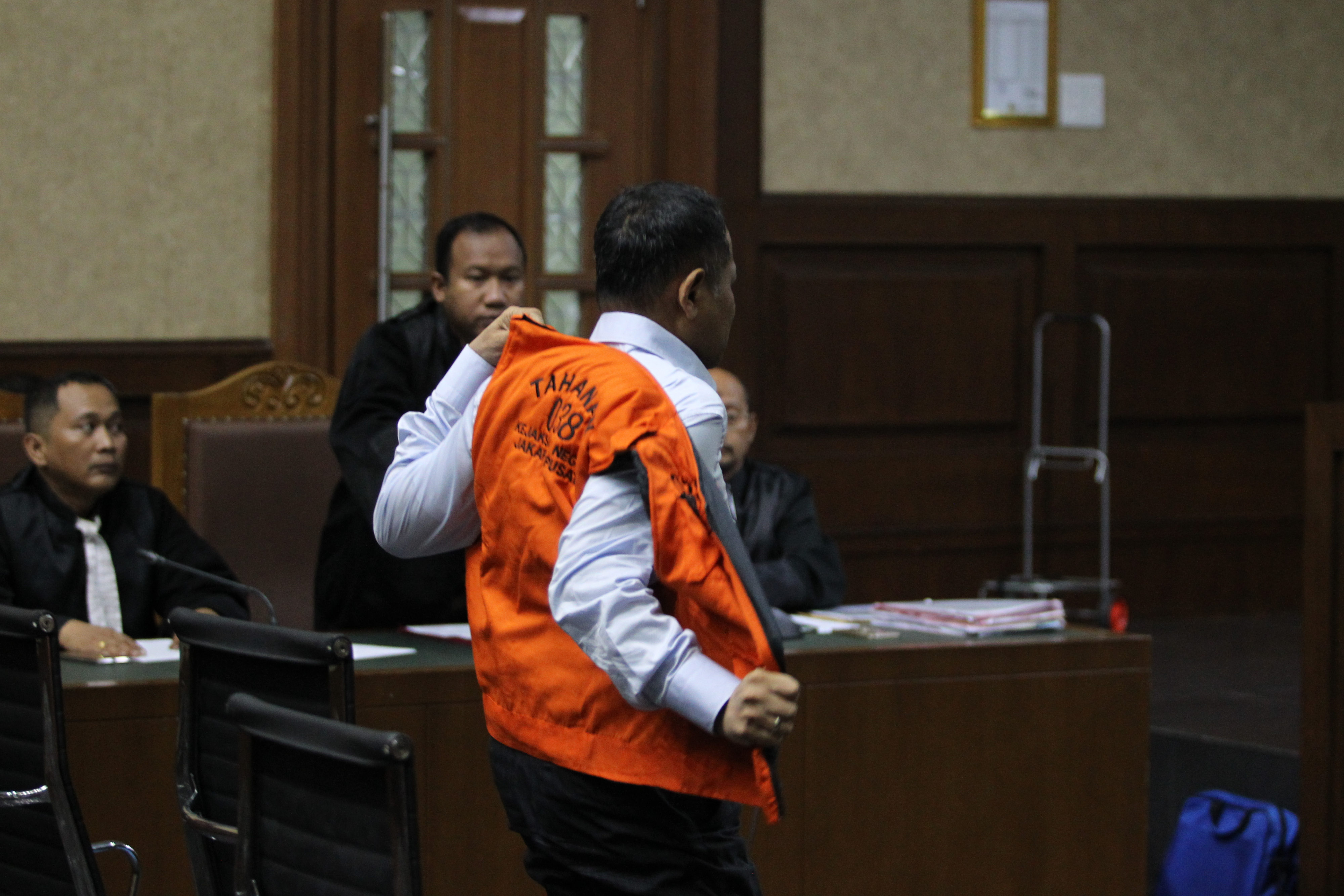 Terdakwa penguasaan senjata ilegal, Habil Marati yang diperkenankan melepas rompi oranye.