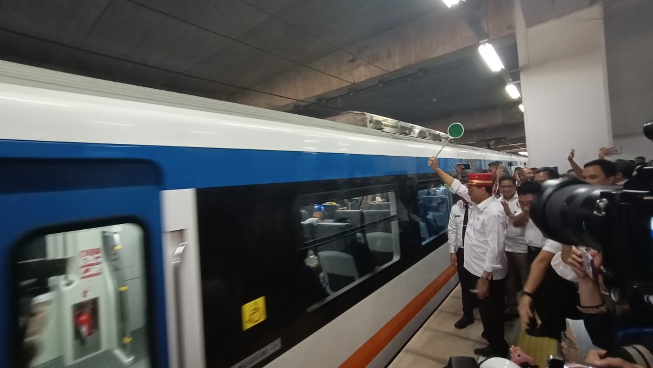 Menteri Perhubungan Budi Karya Sumadi melepas KA Bandara dari Stasiun Manggarai, Sabtu (5/10) sekaligus meresmikan Stasiun KA Bandara Mangga