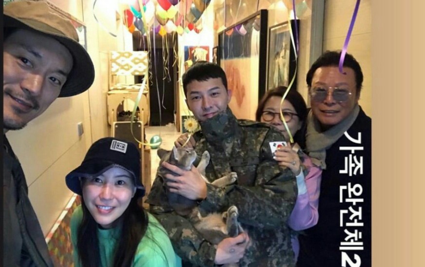 Dami Kwon mengunggah foto keluarganya. Tampak G Dragon masih berseragam militer berpose di tengah-tengah keluarga.