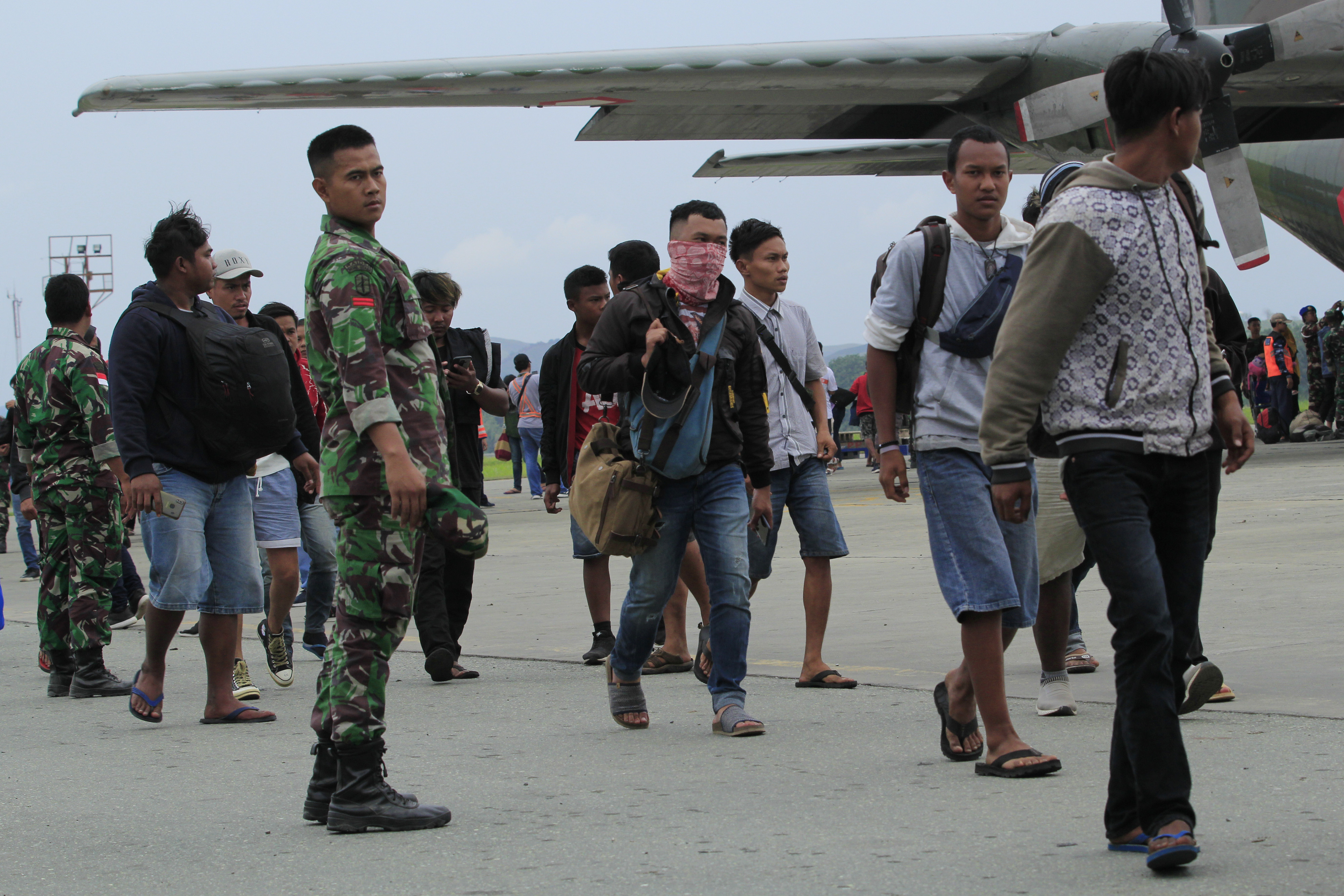 Warga Wamena yang diangkut menggunakan pesawat Hercules milik TNI AU untuk mengungsi ke Jayapura.