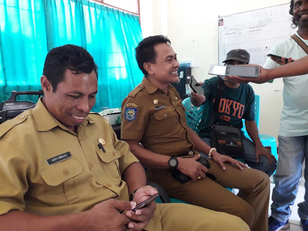 Plt Kepala Dinas PKO Kabupaten Sikka Mayela da Cunha (tengah)