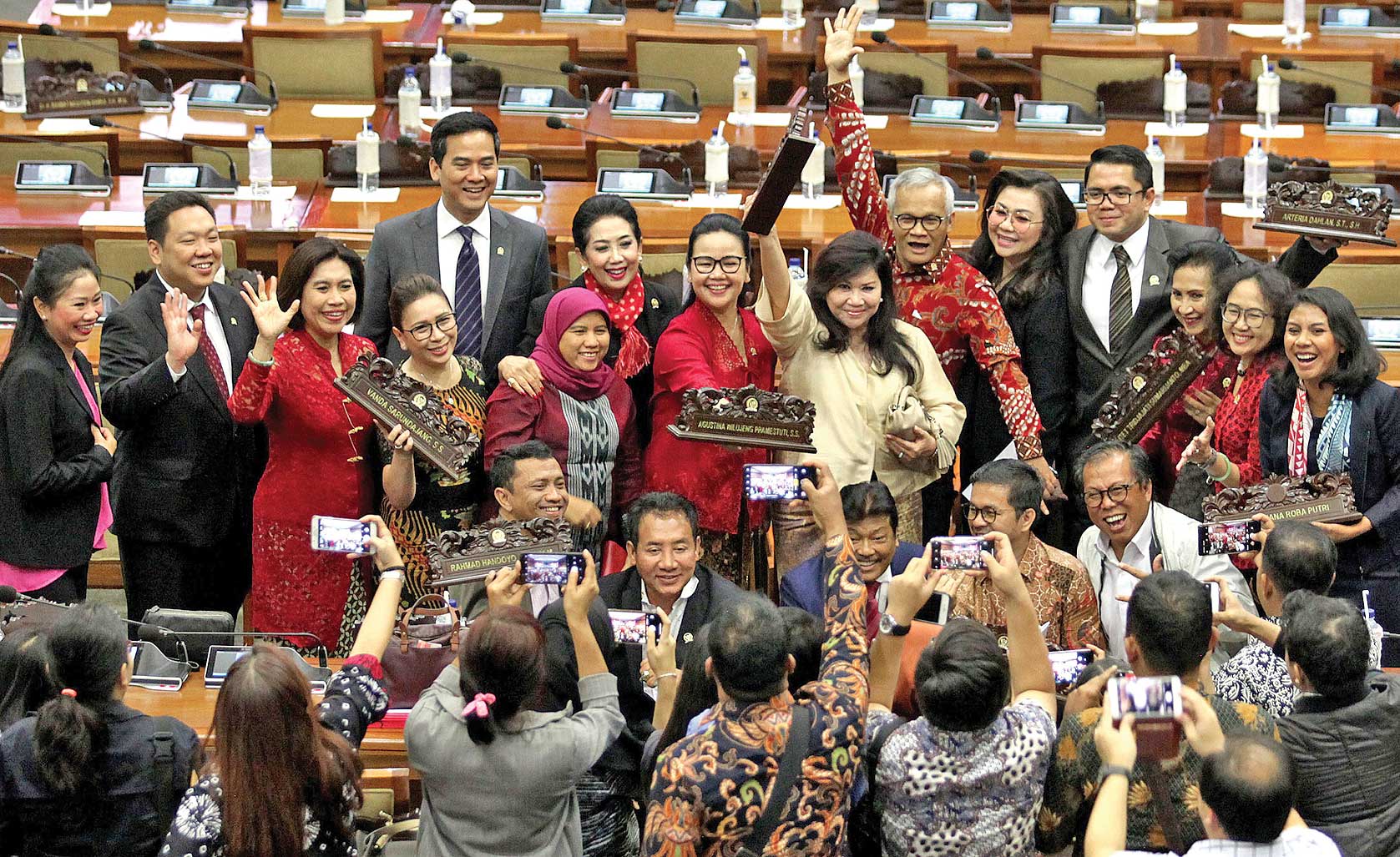 Sejumlah anggota DPR berfoto sebelum rapat paripurna terakhir masa jabatan 2014-2019 di kompleks gedung parlemen, Senayan, Jakarta, kemarin.