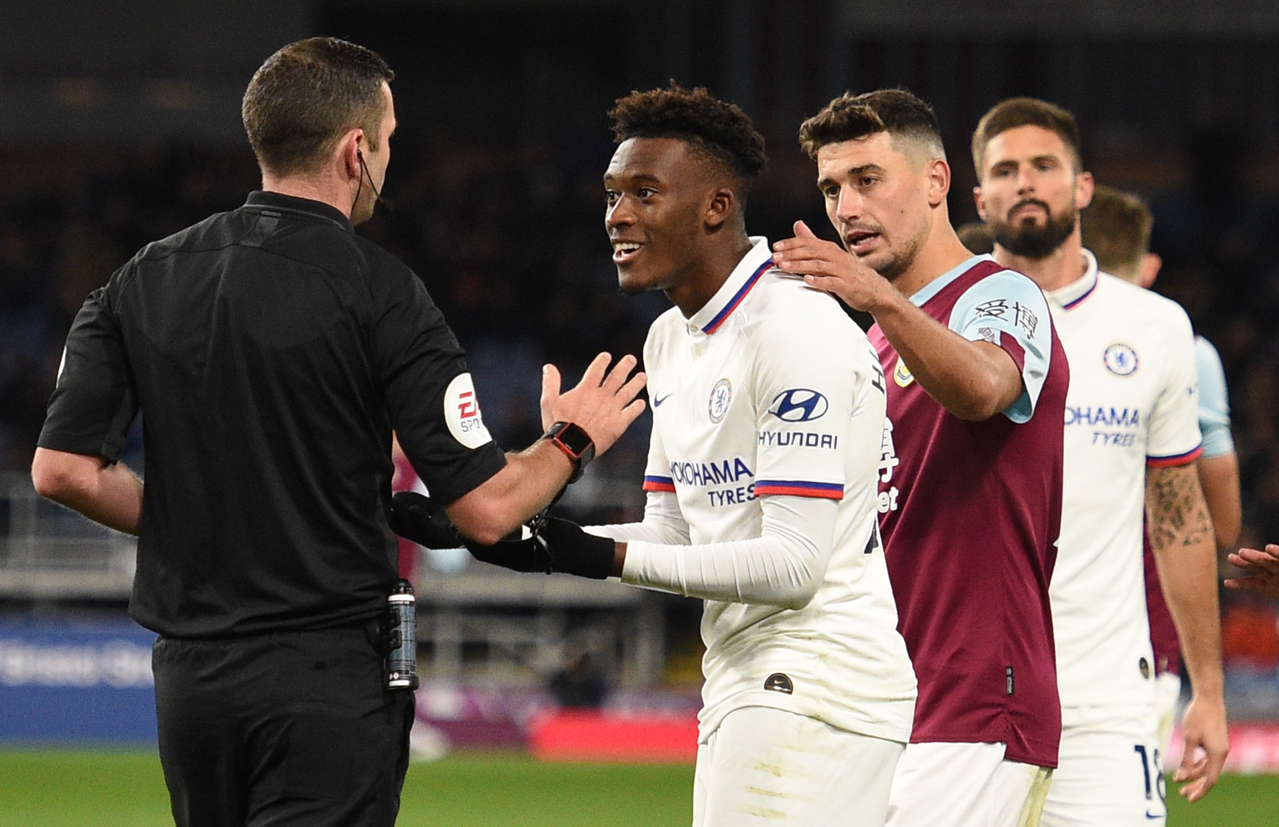 Gelandang Chelsea Callum Hudson-Odoi (tengah) memprotes wasit yang memberinya kartu kuning karena diving dalam laga melawan Burnley.
