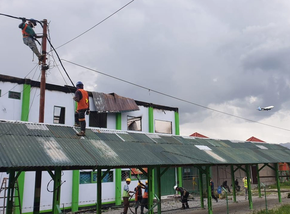  Petugas PLN memperbaiki jaringan listrik pascaaksi massa di Wamena, Papua