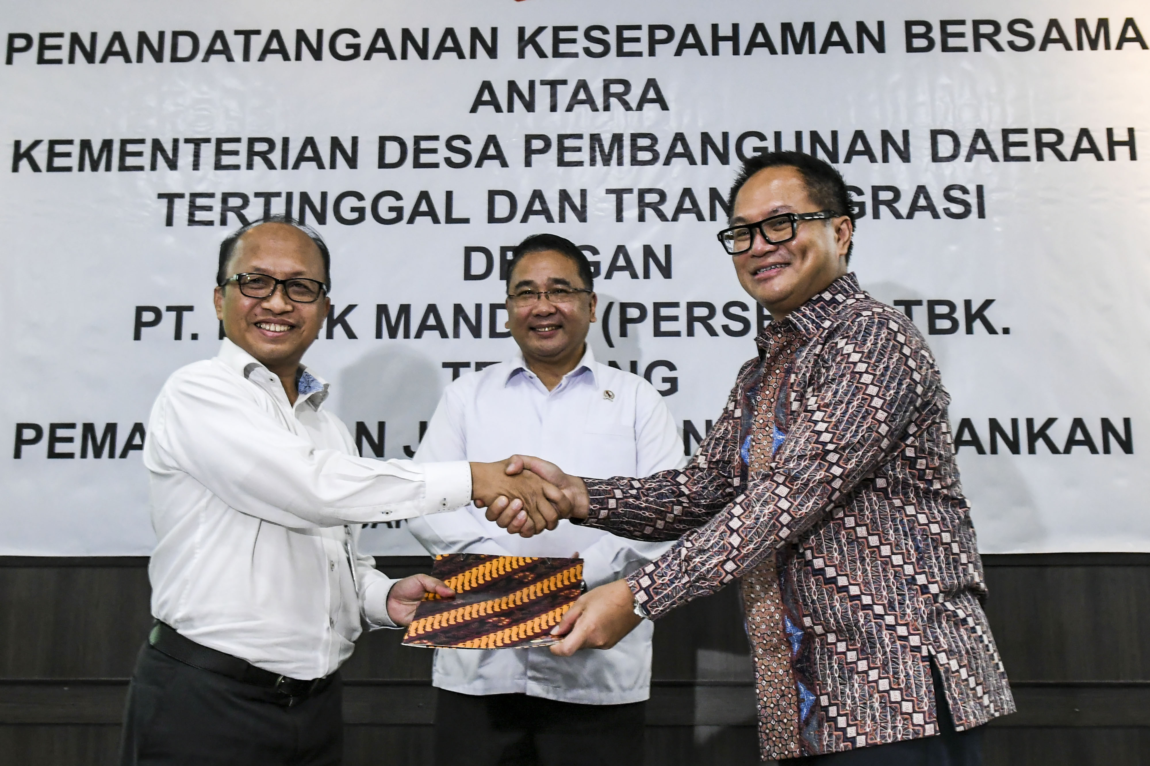  Sekjen KDPDTT Anwar Sanusi (kiri) saat berjabat tangan dengan Dirut Bank Mandiri Kartika Wirjoatmodjo (kanan).