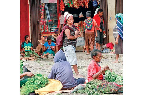 Para pedagang mulai berjualan di Pasar Sinakma, Wamena, Papua, kemarin.
