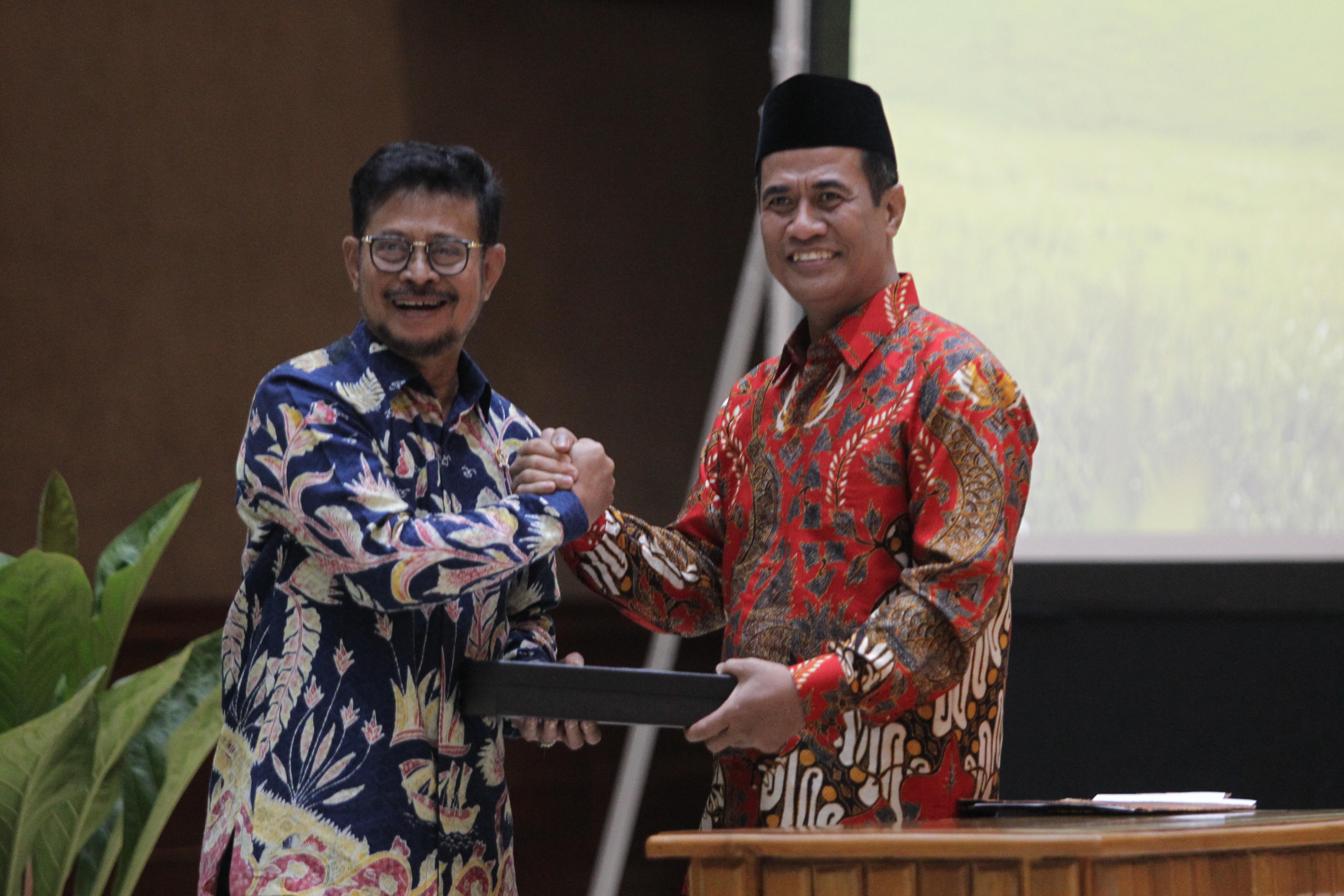 Menteri Pertanian periode 2014-2019 Andi Amran Sulaiman (kanan) bersalaman dengan Menteri Pertanian periode 2019-2024 Syahrul Yasim Limpo 