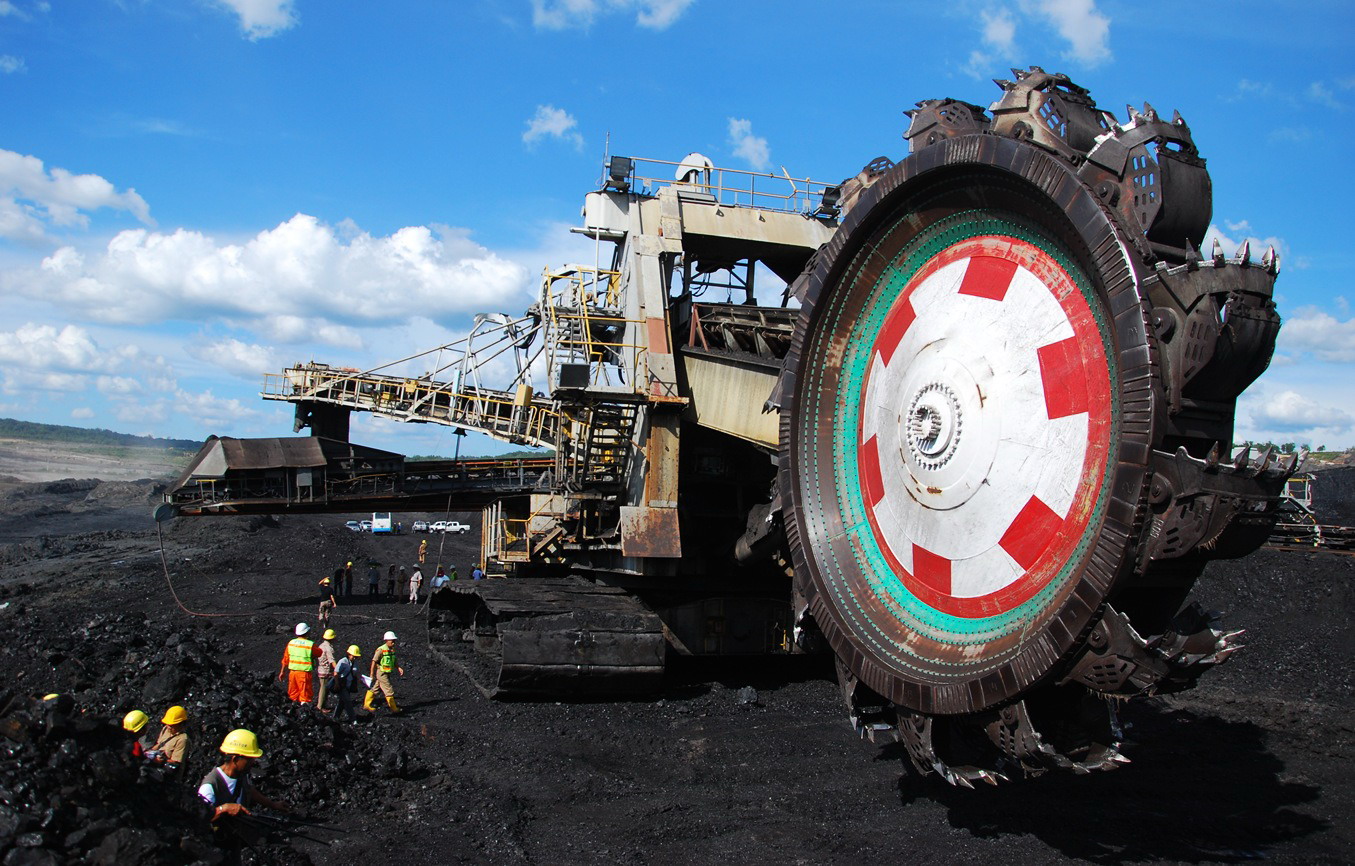 Pekerja tambang batu bara Air Laya milik PT Bukit Asam (persero) Tbk di Tanjung Enim, Sumatra Selatan