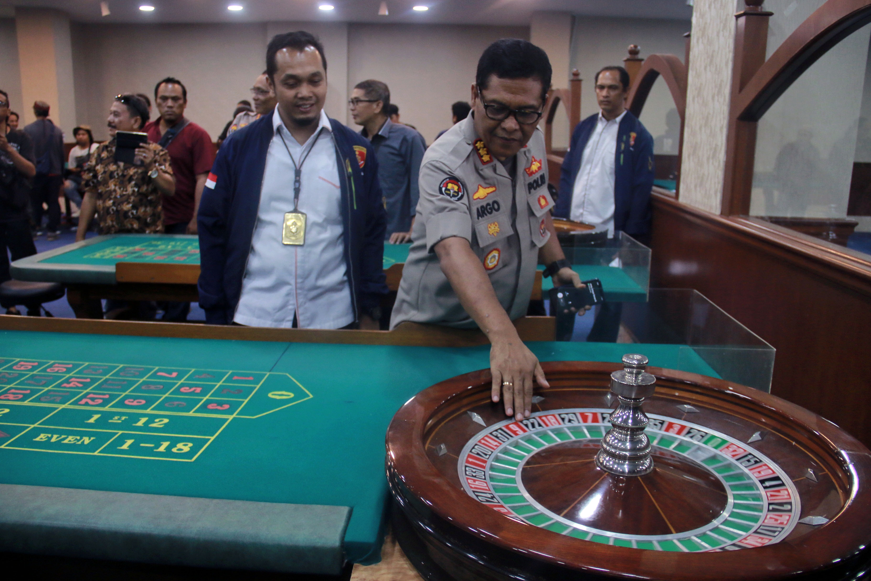 Kabid Humas Kombes Pol Argo Yuwono (tengah) memeriksa tempat perjudian di Apartemen Robinson Lt. 29