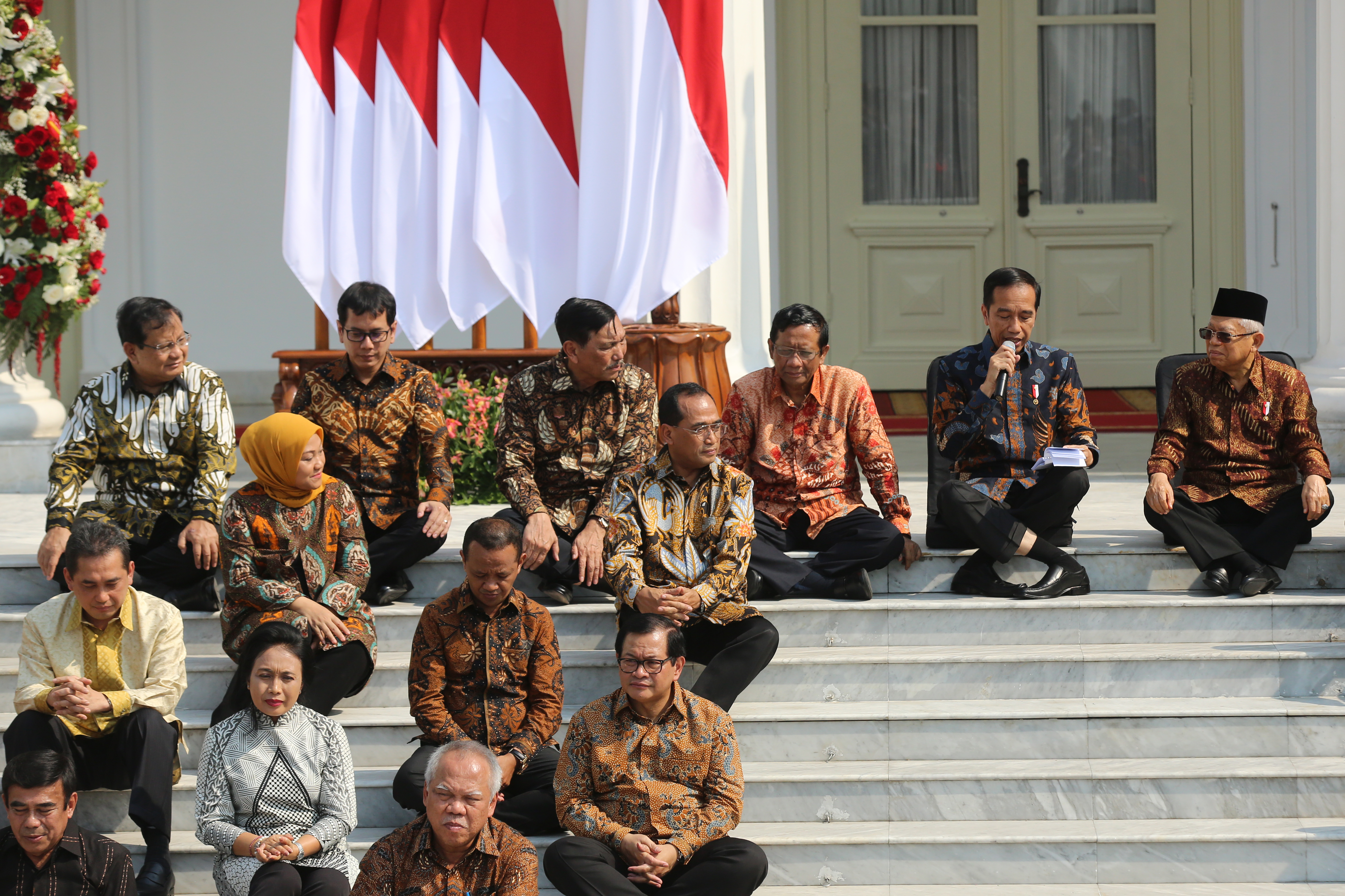 Presiden Joko Widodo dan sejumlah menteri Kabinet Indonesia Maju