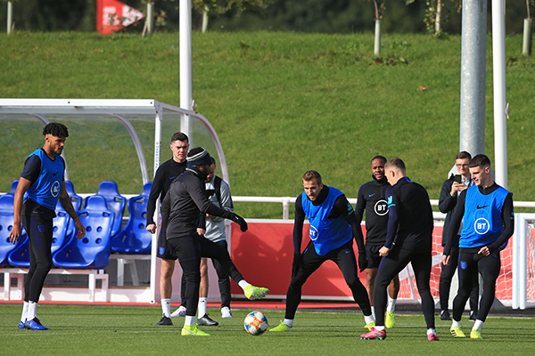 Pemain sepak bola Inggris sedang melakukan sesi latihan