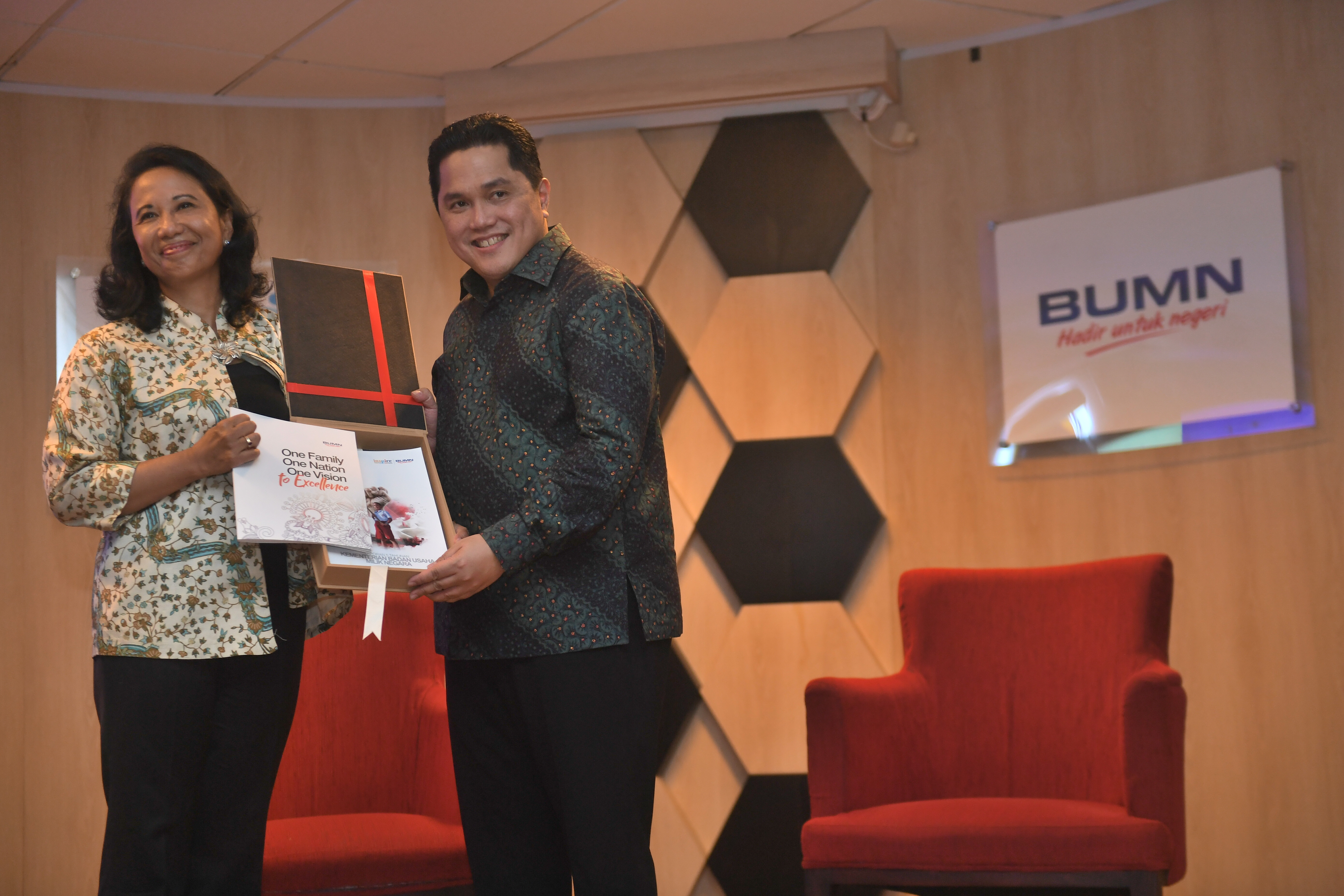 Menteri BUMN Erick Thohir (kanan) menerima buku laporan lima tahunan Kementerian BUMN dari mantan Menteri BUMN Rini Soemarno.