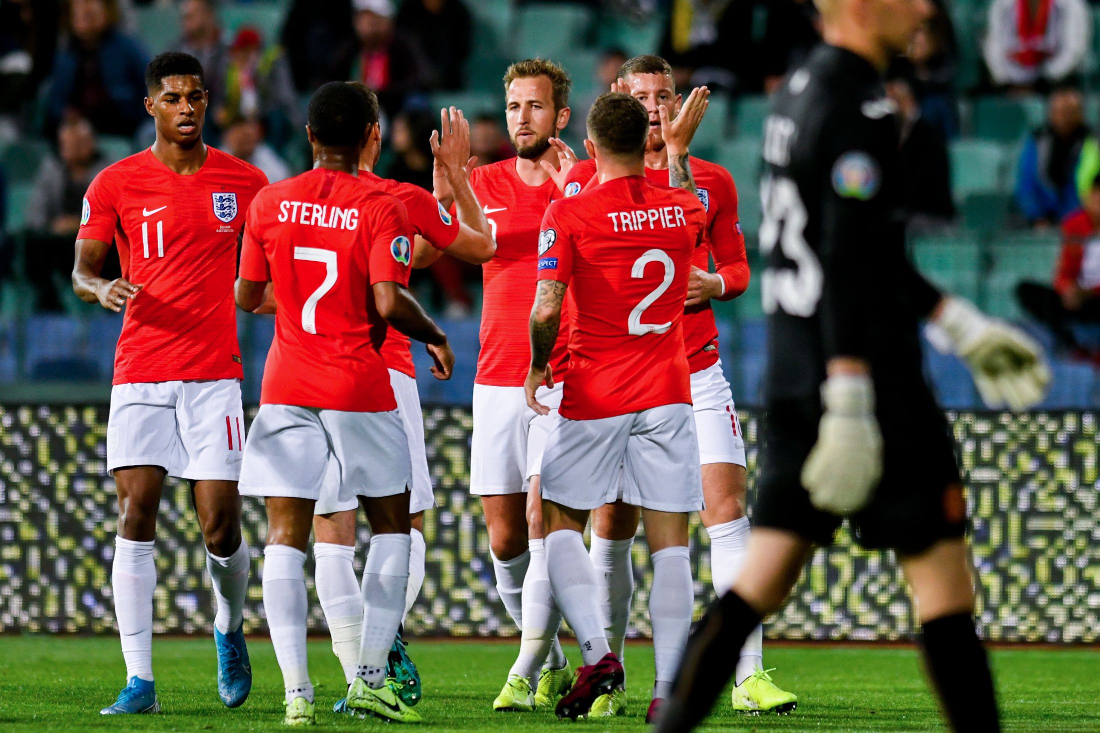 Para pemain Inggris melakukan selebrasi usai mencetak gol ke gawang Bulgaria