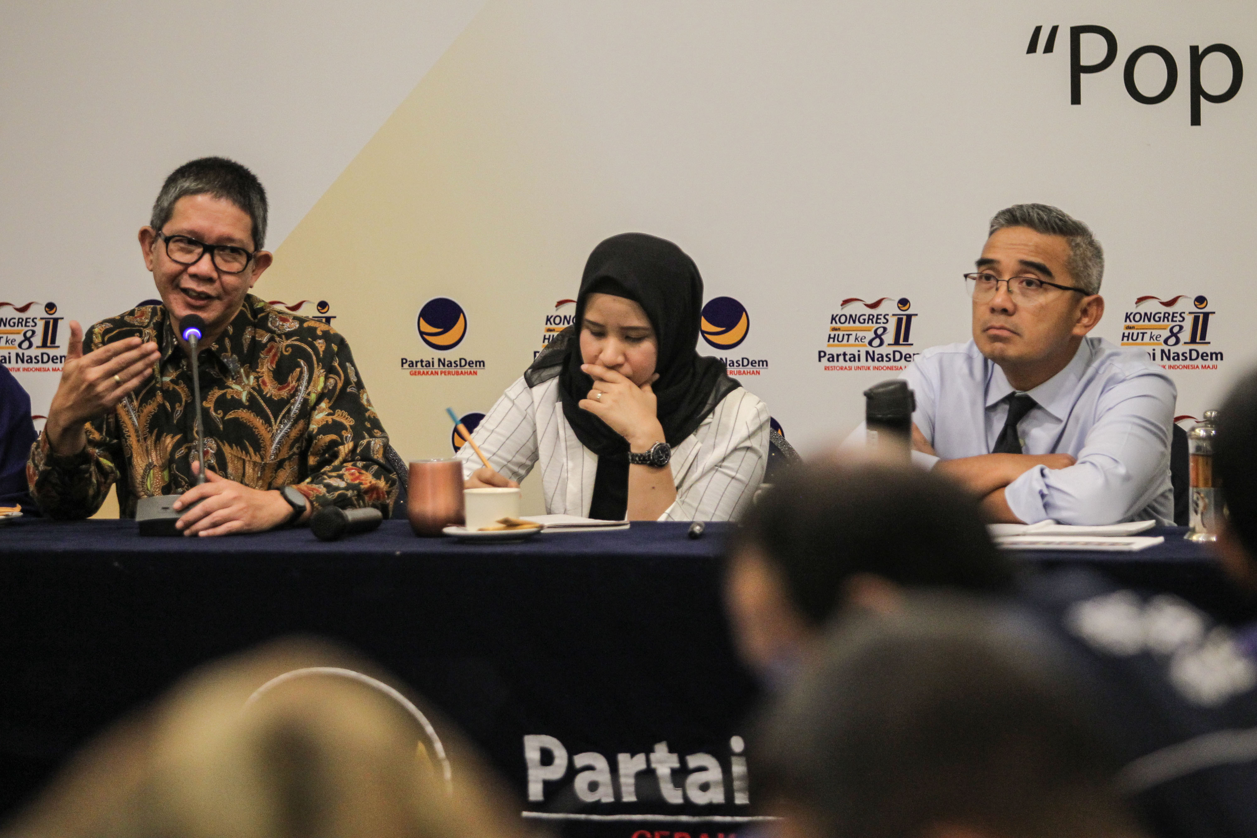 Wakil Bekraf Ricky Joseph Pesik (kiri), moderator Ratih Megasari Singkarru, dan Anggota DPR RI Farhan.