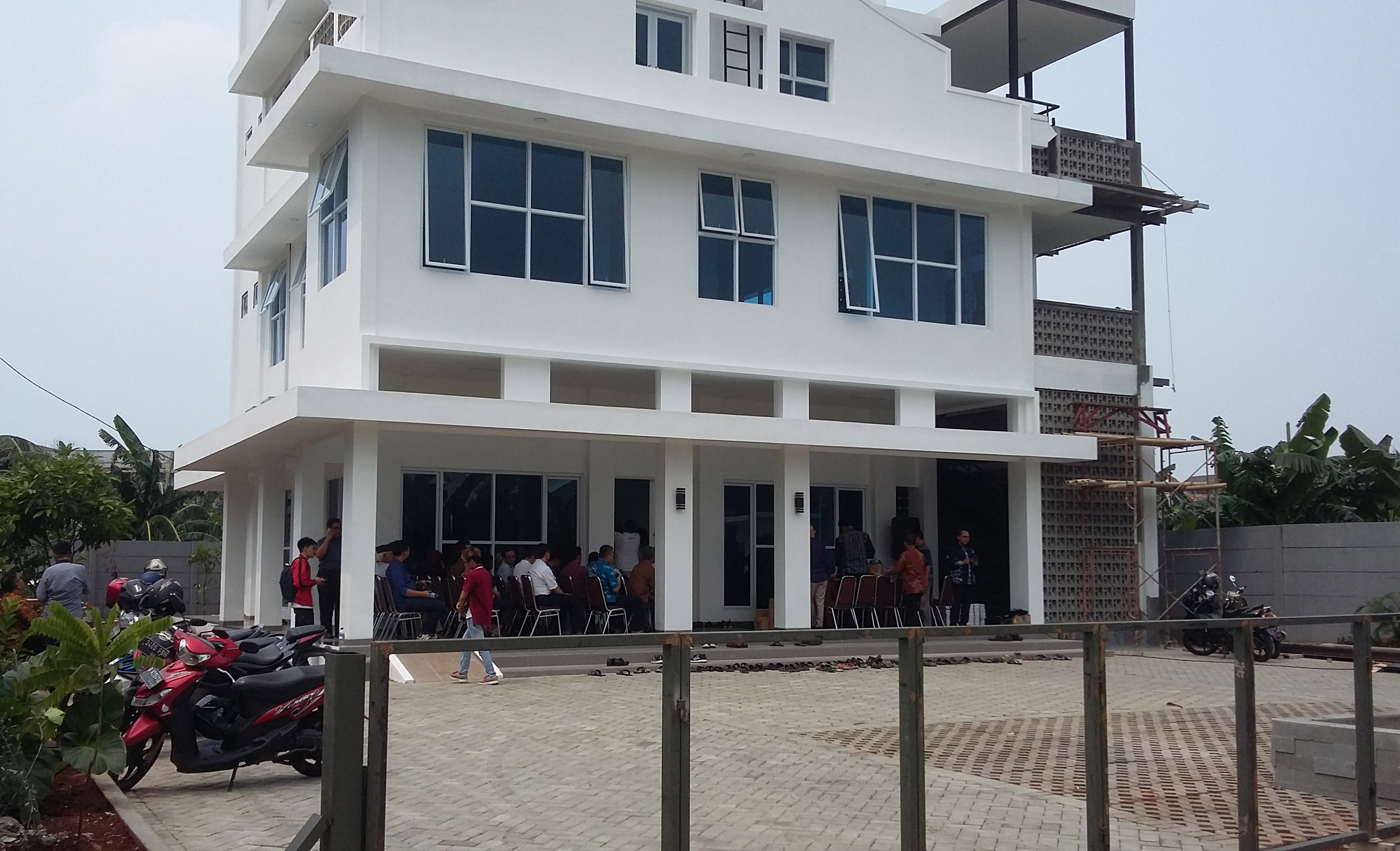 Warga mendatangi Rumah Cerdas Berbudi Luhur di Petukangan Utara, Jakarta