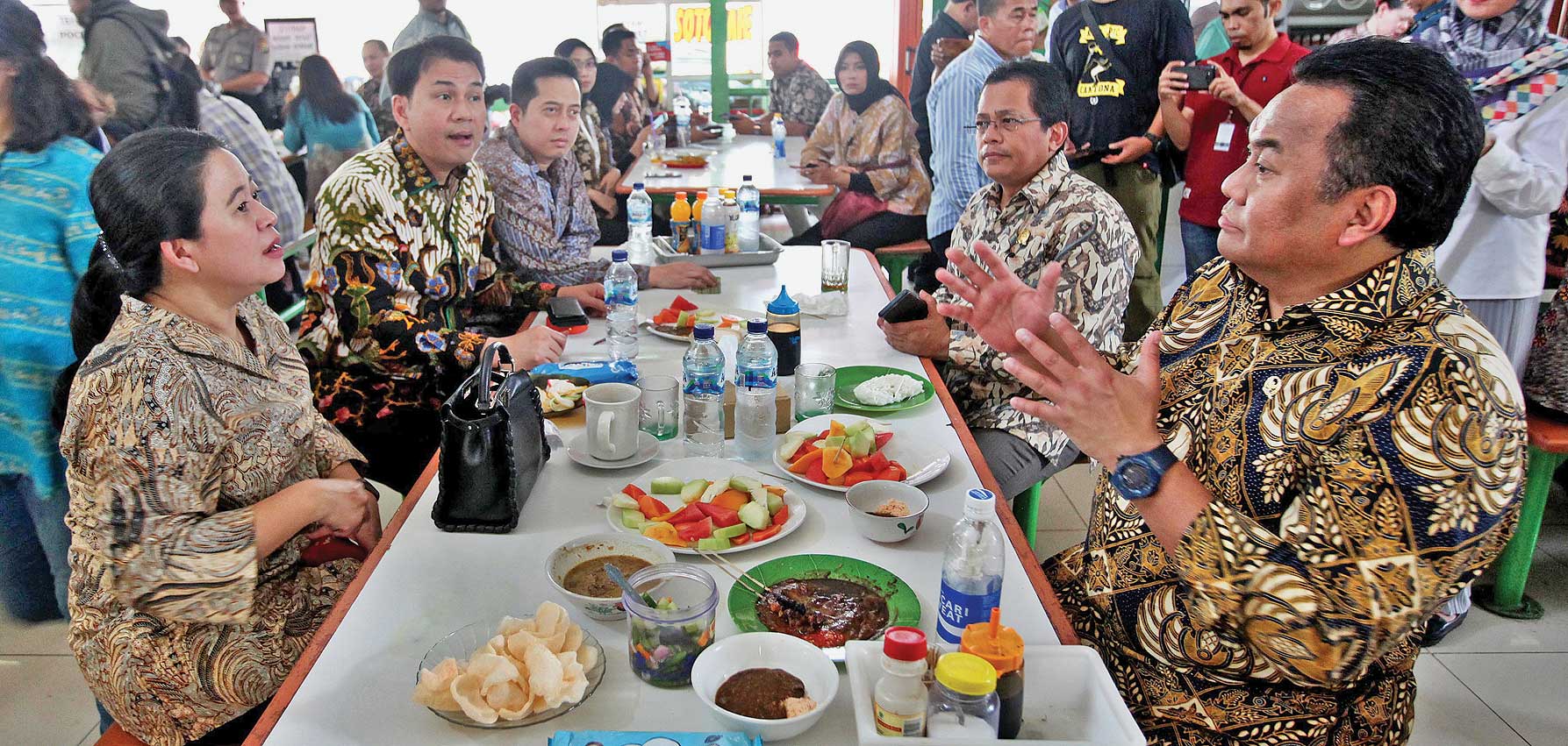 Ketua DPR Puan Maharani (kiri) berbincang dengan Wakil Ketua DPR Rachmat Gobel (kanan) dan Aziz Syamsuddin (kedua dari kiri).