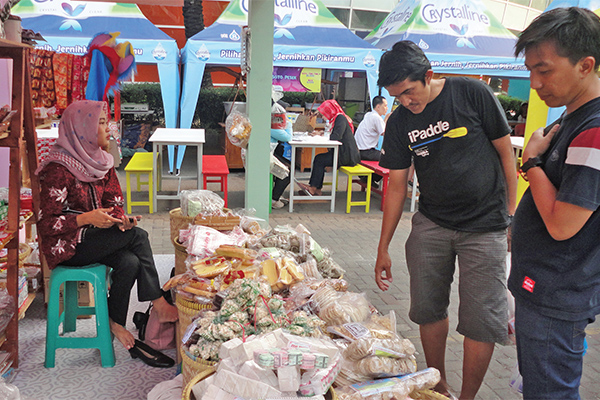 Berbagai jajanan dan mainan di era ‘90-an, tersedia di Festival Rame-Rame Jajan Kuliner di Tangcity Mall.