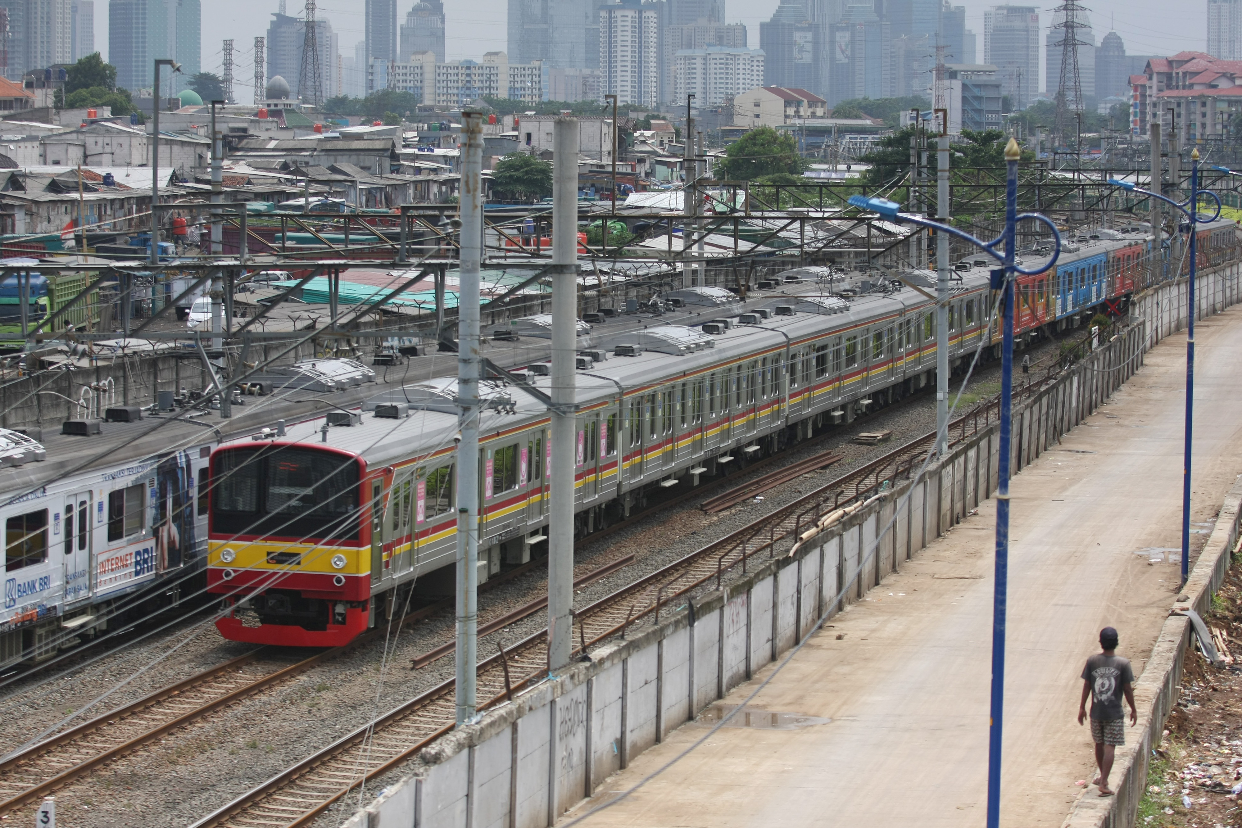 Rangkaian Kereta Api Rel Listrik (KRL) Commuterline melintas di kawasan Tanah Abang, Jakarta