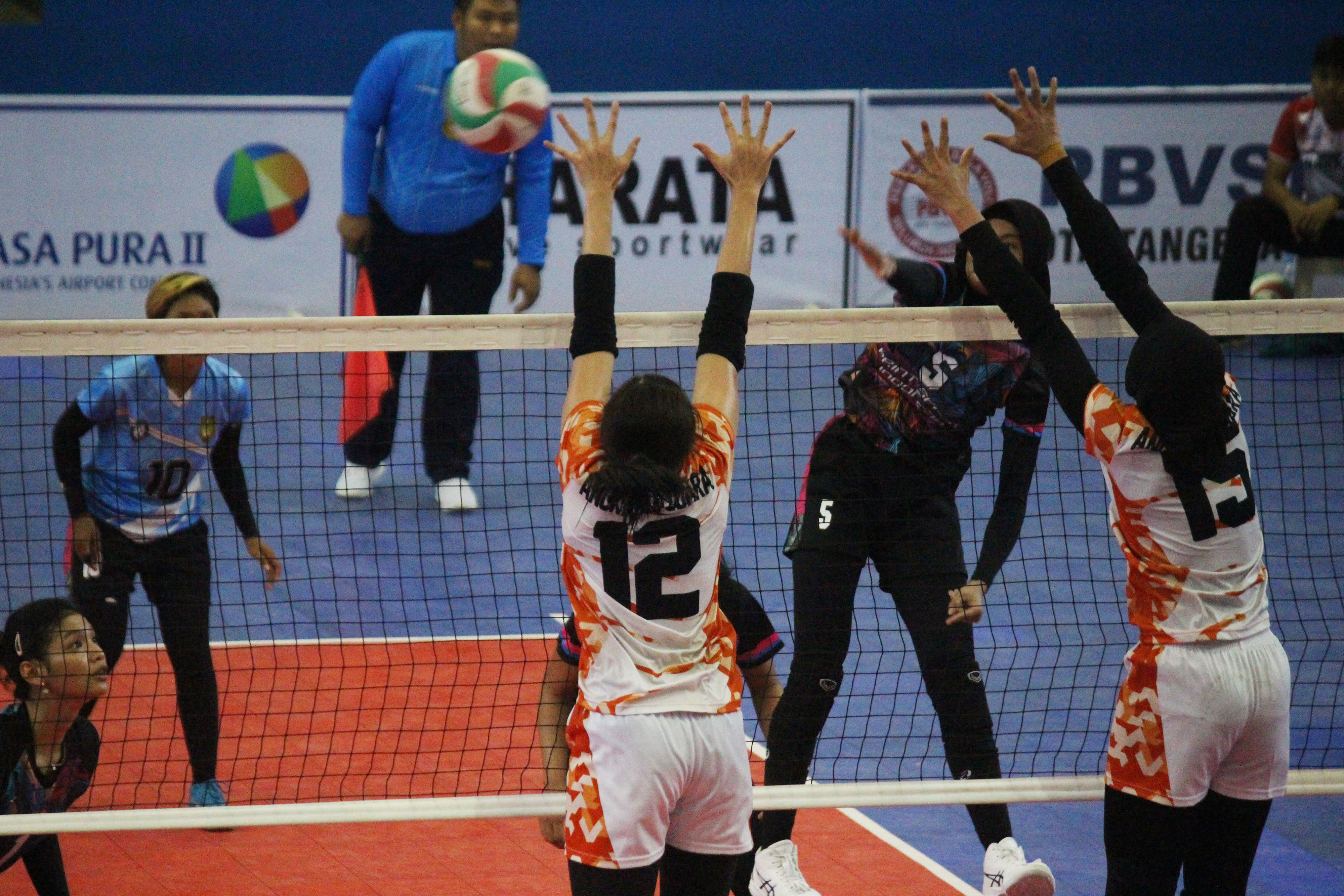 Pemain Vita Solo Ersandrina (kedua kanan) mengembalikan bola ke arah pemain TNI-AU.