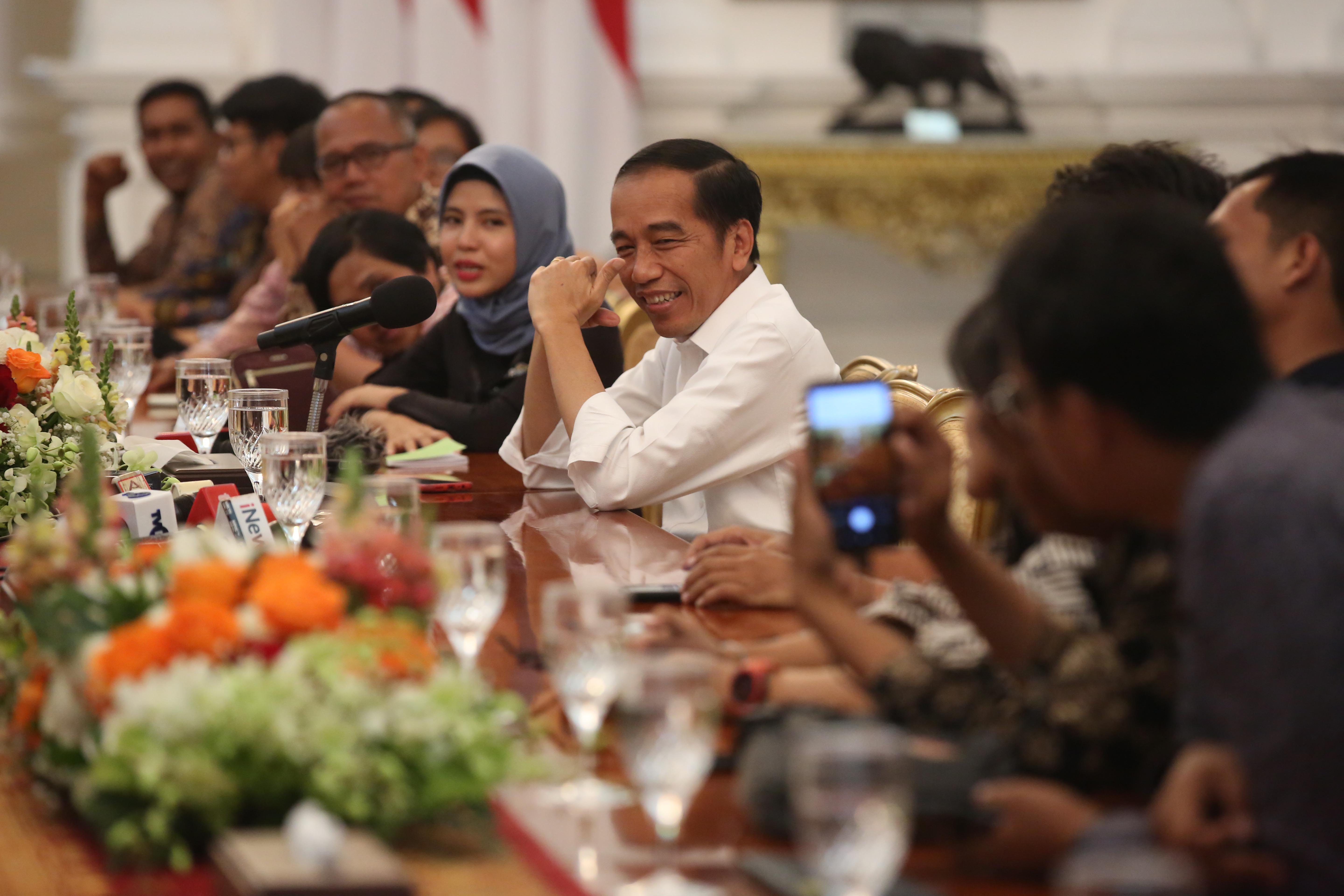 Presiden Joko Widodo saat berdialog dengan wartawan istana kepresidenan, Kamis (24/10)