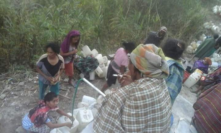 Warga Manggarai Timur, Flores, Nusa Tenggara Timur, harus mengantre panjang untuk mendapatkan air bersih. 