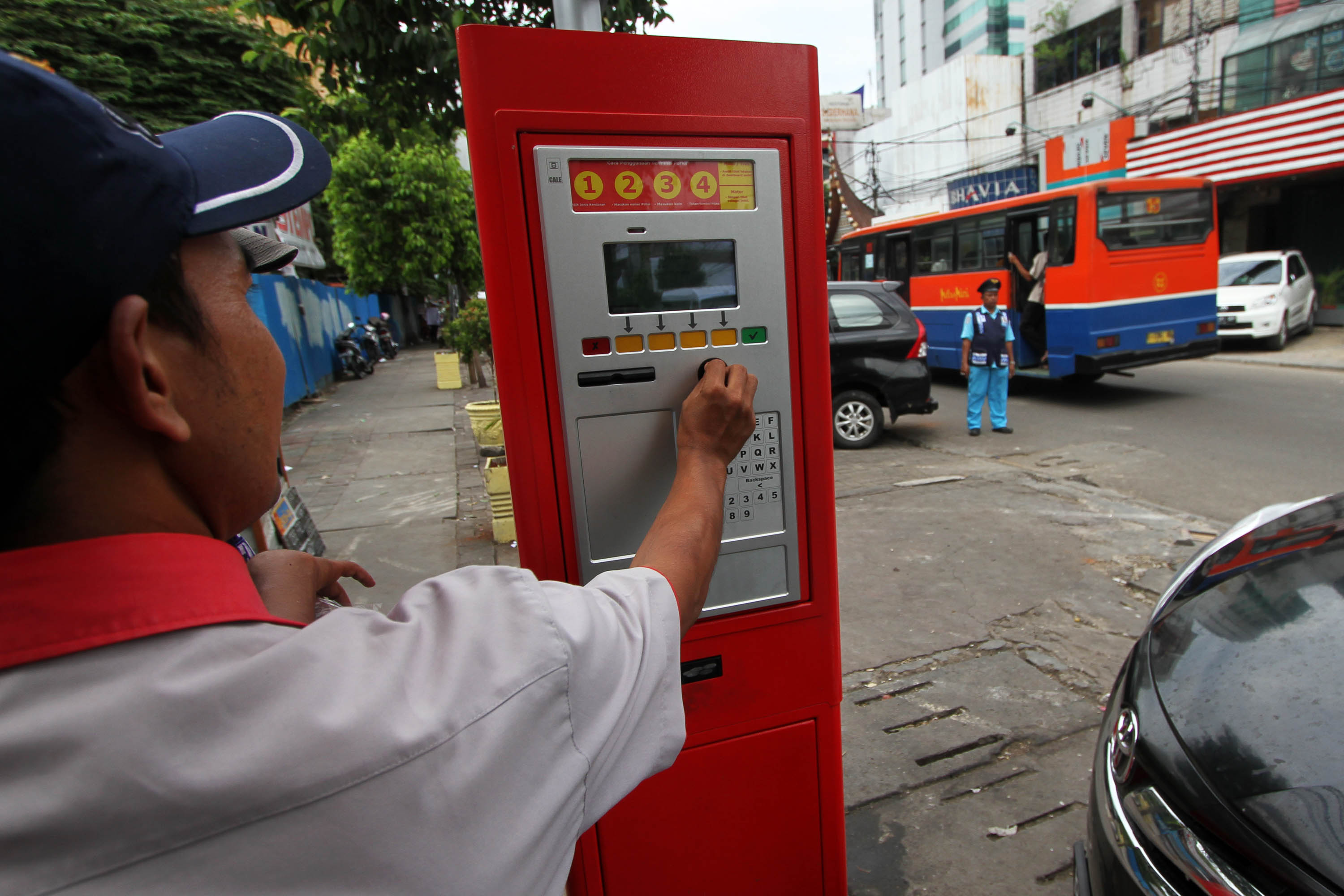  TINGKATKAN PENDAPATAN ASLI DAERAH : Pengendara memanfaatkan fasilitas mesin parkir meter di Jalan H. Agus Salim, Jakarta Pusat, 