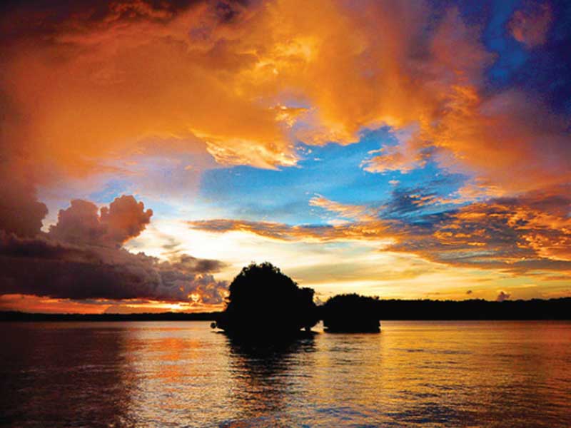 Suasana senja di Kaimana, Papua Barat. Rencananya Presiden Joko Widodo akan menikmati keindahan senja Kaimana pada Minggu (27/10). 