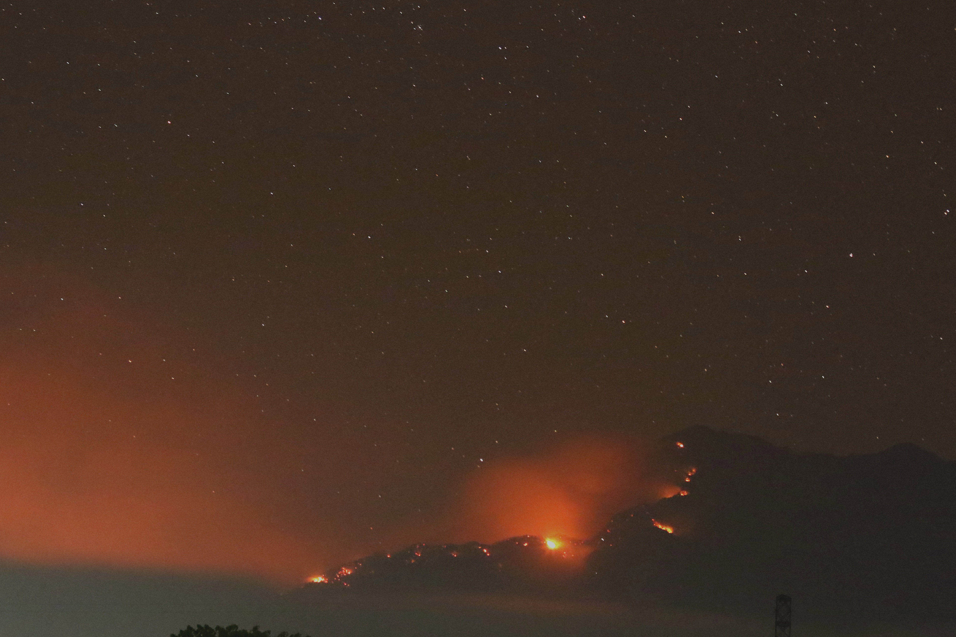 Kebakaran di Gunung Raung terlihat dari Pos 1 Jatirono, Kalibaru, Banyuwangi, Jawa Timur, Sabtu (5/10). 