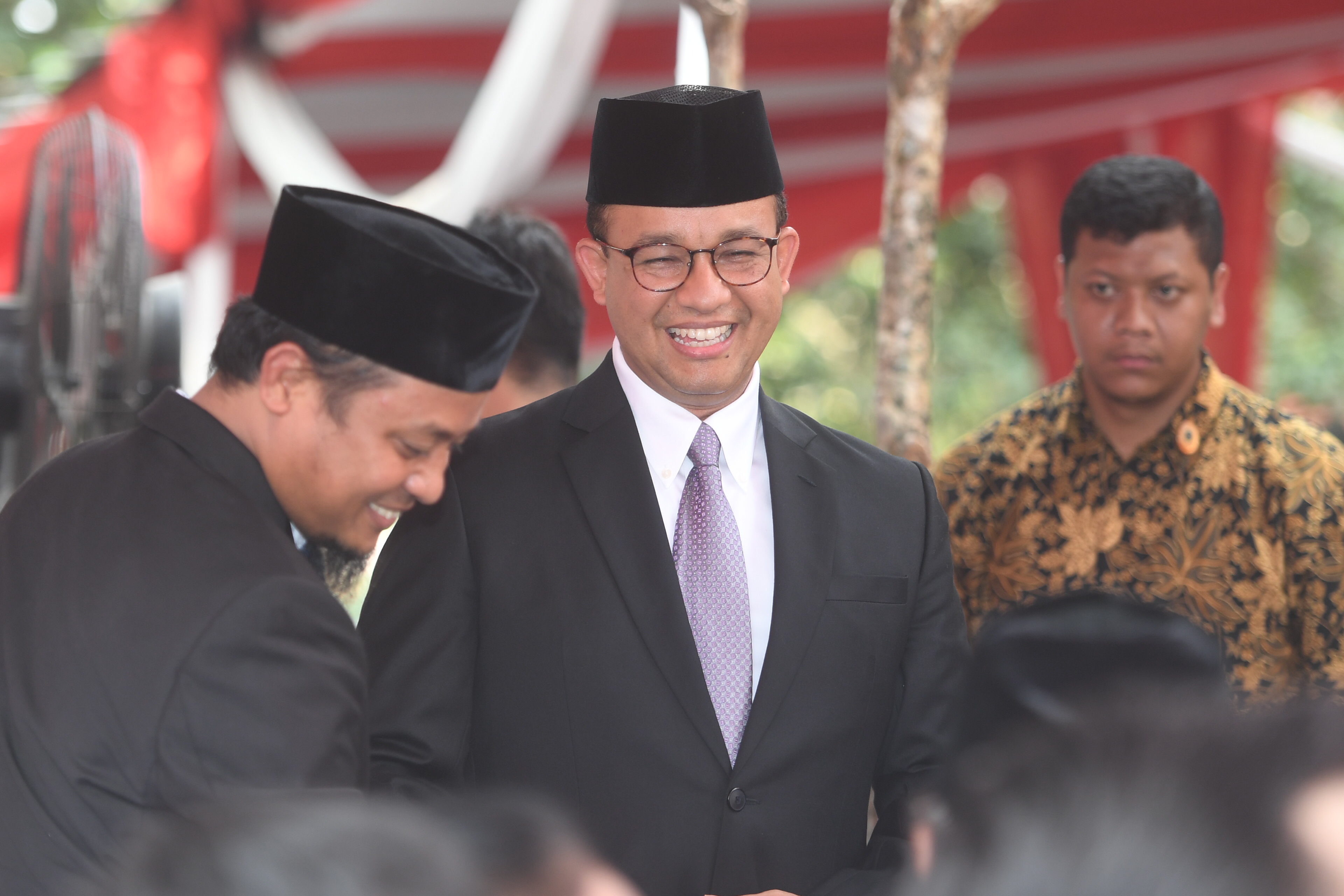 Gubernur DKI Jakarta Anies Baswedan (tengah)