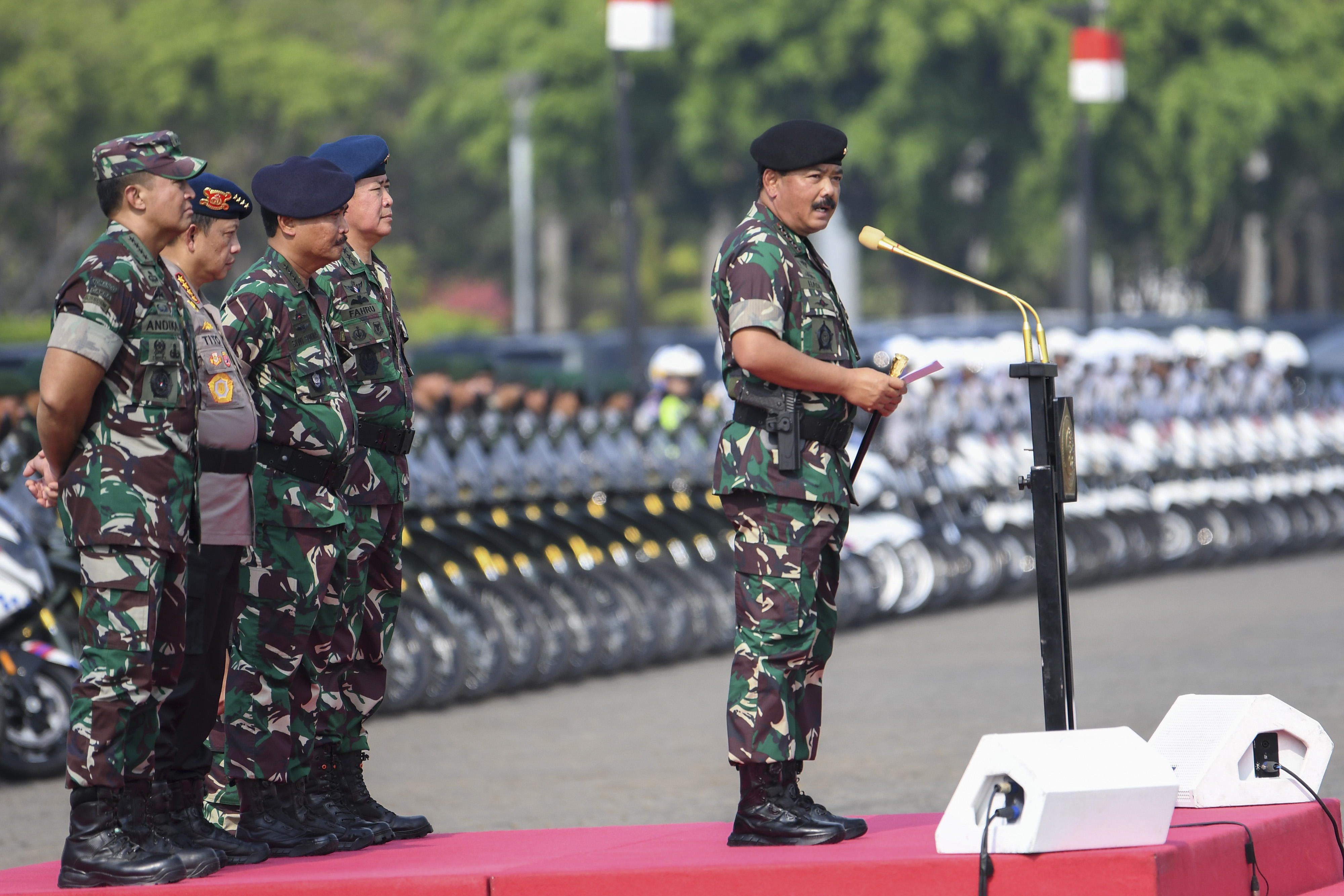 Panglima TNI Marsekal TNI Hadi Tjahjanto (kanan) memimpin Apel Gelar Pasukan Pengamanan Pelantikan Presiden Dan Wakil Presiden.