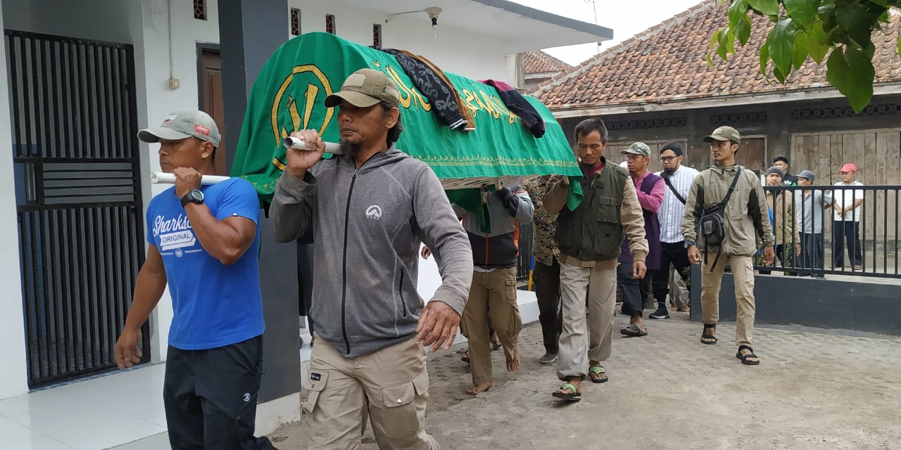Jenazah Reza Nurjamil, terpidana teroris  dimakamkan di TPU Kampung Bonjongsari, Kecamatan Cipedes, Kota Tasikmalaya, Minggu (13/10).