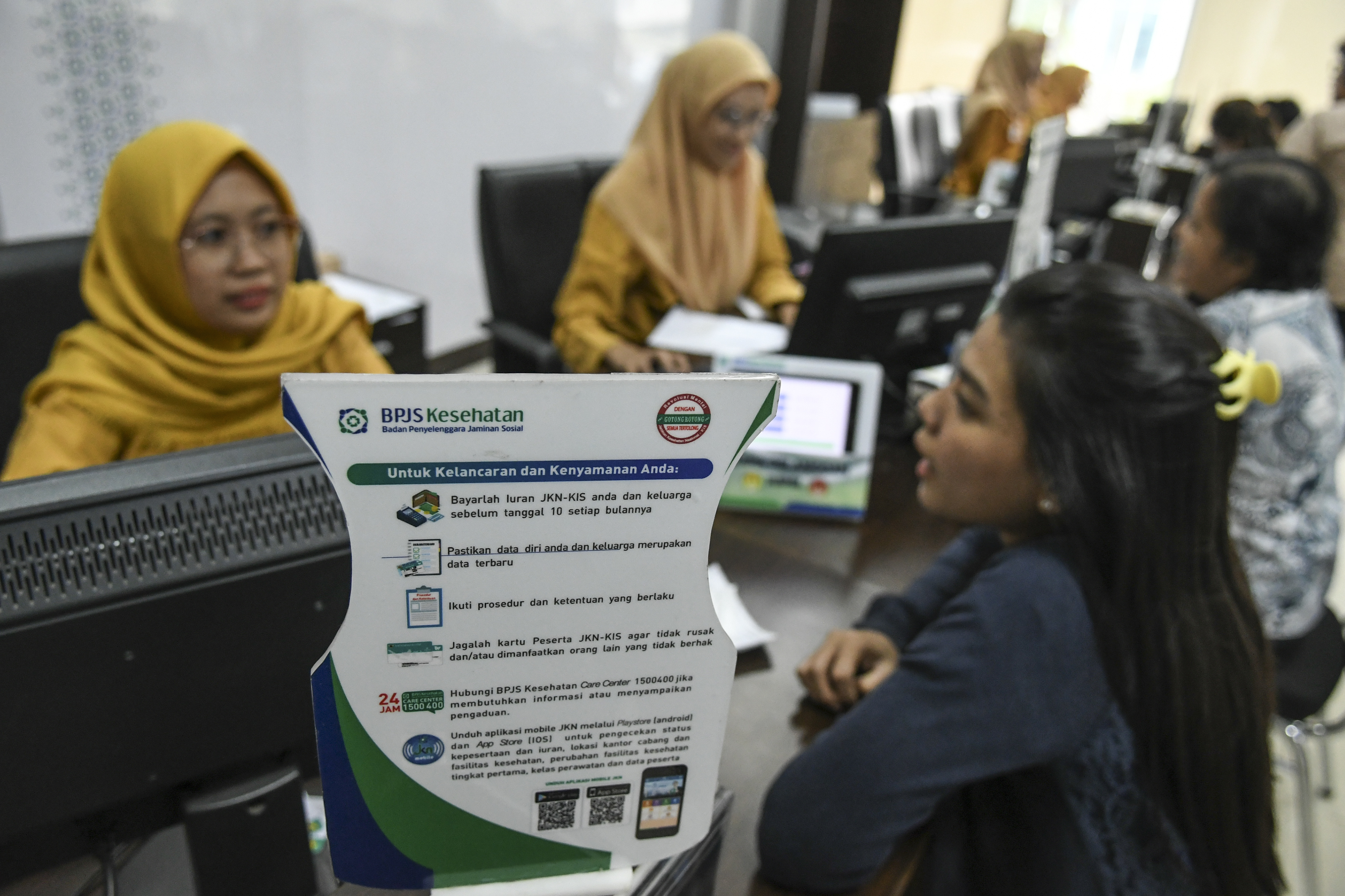 Petugas BPJS Kesehatan melayani warga di kantor Pelayanan BPJS Kesehatan Jakarta Selatan