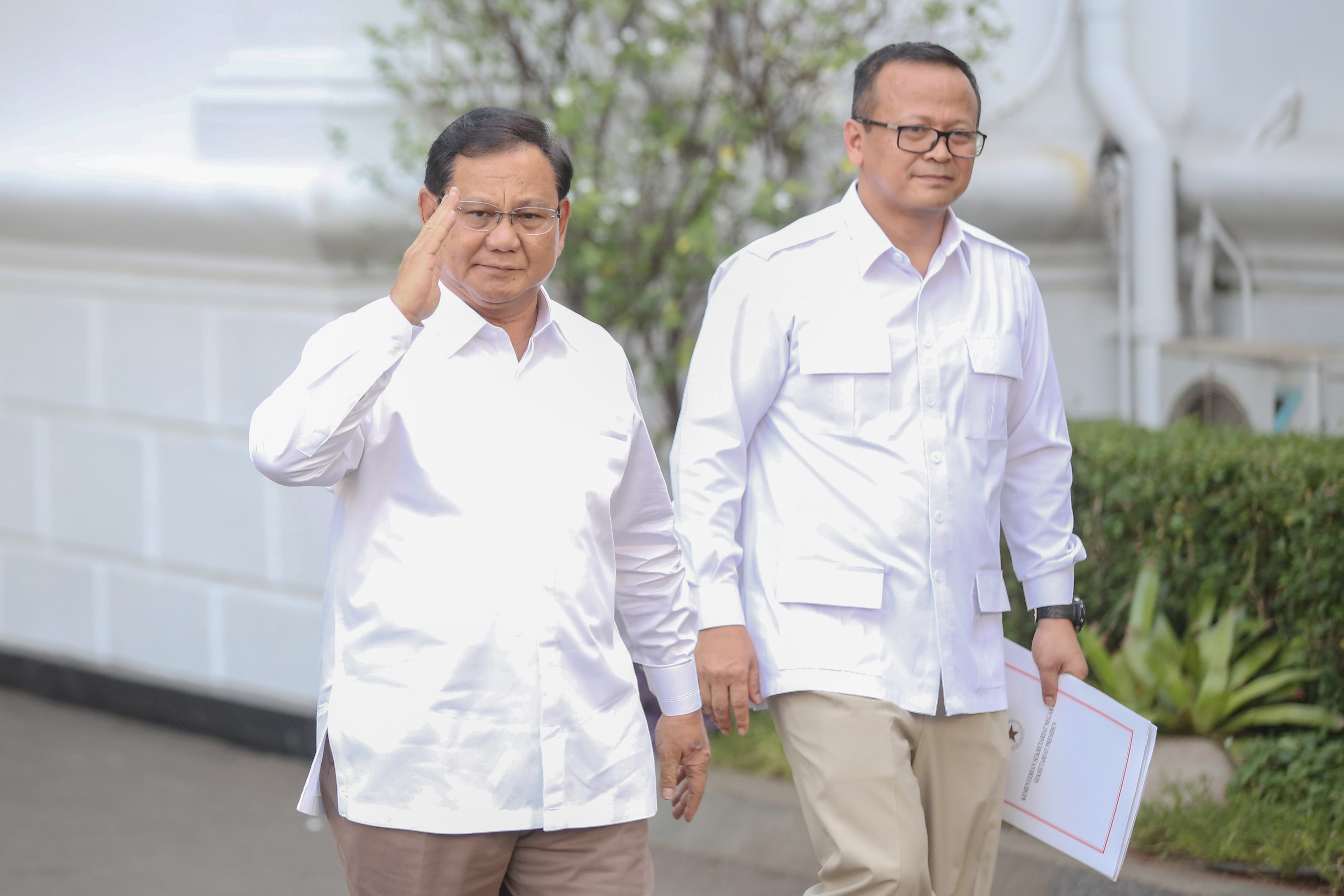Prabowo Subianto (kiri) ditemani Wakil Ketua Umum Partai Gerindra Edhy Prabowo