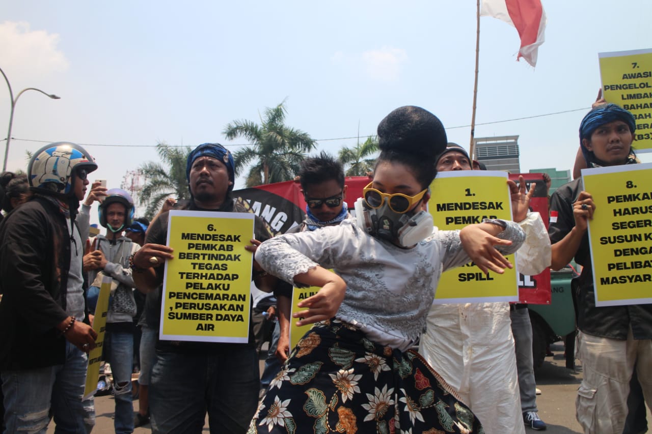 Ratusan warga dan pegiat lingkungan di Karawang menggelar aksi unjukrasa di Pemkab Karawang dengan membawa 9 tuntutan ekologis, Rabu (9/10)