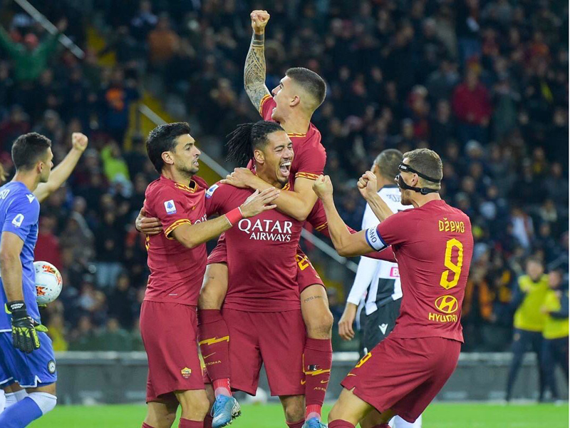 Para pemain AS Roma merayakan gol Chris Smalling ke gawang Udinese.