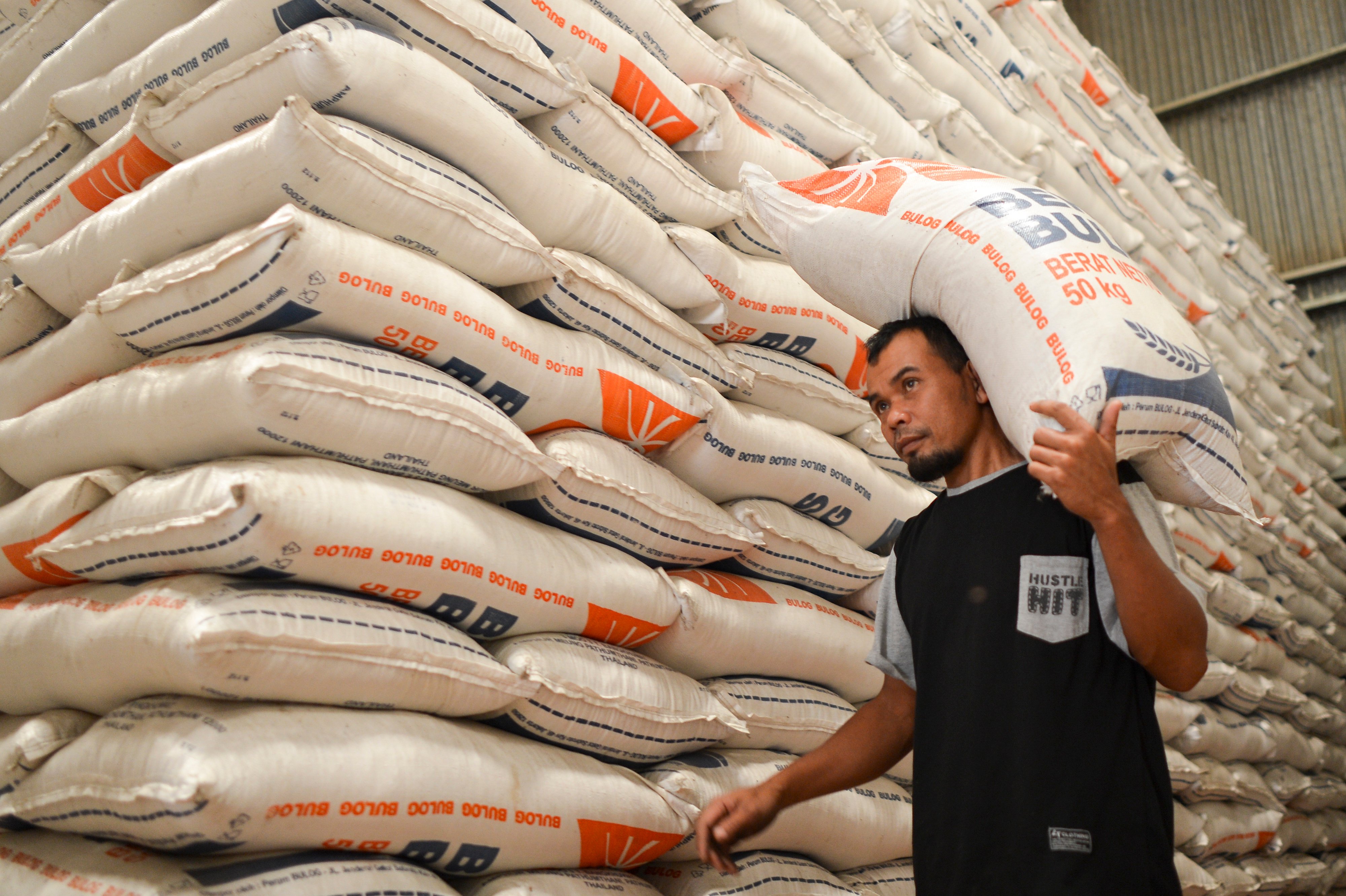 Pemkab Flores Timur telah menyalurkan 97 ton beras cadangan untuk mengatasi dampak kekeringan yang memicu rawan pangan. 