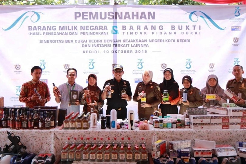 Pemusnahan barang ilegal antara lain berupa 1.119 botol miras dan 72.836 batang rokok ilegal.