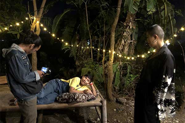 Seniman Taiwan Betty Apple (kanan) mewawancarai musikus perempuan Jogja, Yolina rakhmawati (tengah), di komunitas independen Sarengan Hub.