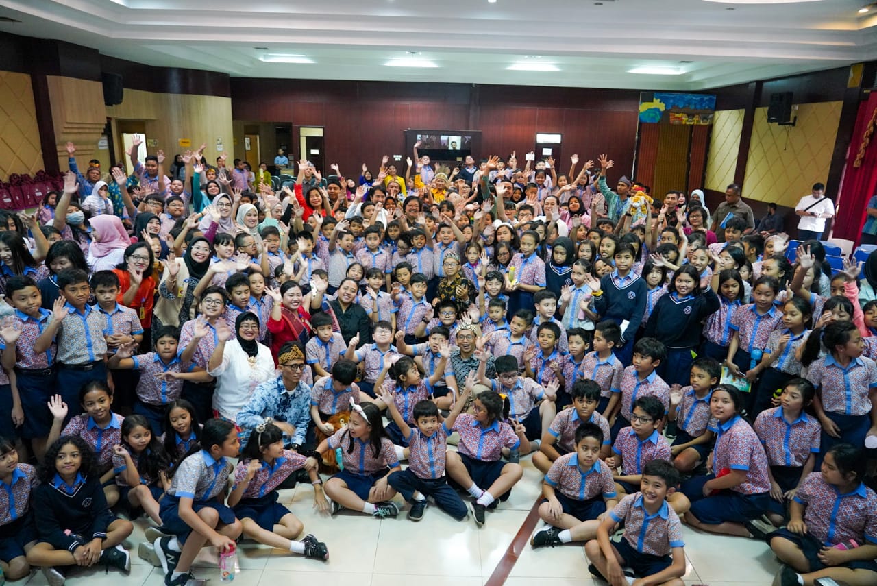 Menteri Lingkungan Hidup dan Kehutanan Siti Nurbaya bersama para siswa dan guru di Sekolah Global Mandiri, Cibubur, Bogor, Jawa Barat.
