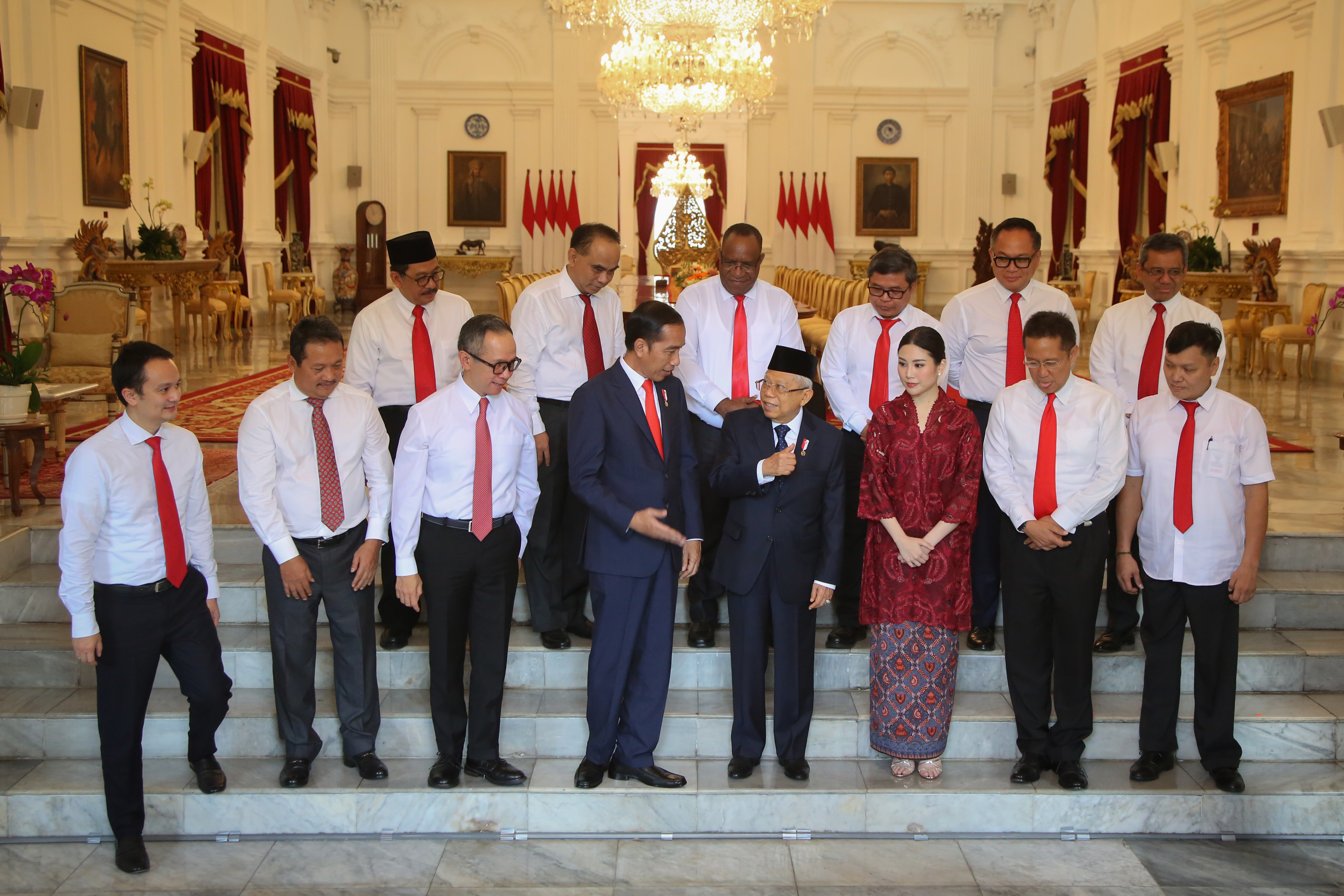 Presiden Jokowi, Wapres Ma'ruf Amin bersama 12 wakil menteri