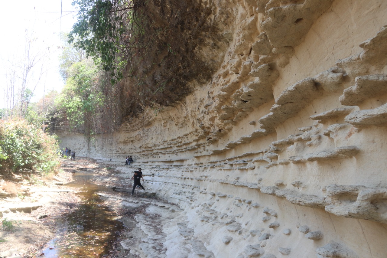 Relief yang terbentuk di dinding sungai purba kawasan  Desa Kalinanas, Kecamatan Japah, Blora menarik jadi kawasan wisata.